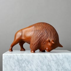 Großer dänischer geschnitzter Teakholz-Bison aus der Mitte des Jahrhunderts, 1950er Jahre.