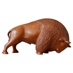 Großer dänischer geschnitzter Teakholz-Bison aus der Mitte des Jahrhunderts, 1950er Jahre.