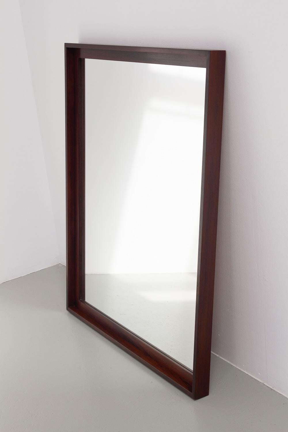 Grand miroir mural danois en bois de rose moderne du milieu du siècle, années 1960.

Grand et impressionnant miroir vintage en bois de rose/palissier fabriqué au Danemark dans les années 1960, très probablement par Feldballes Møbelfabrik pour Kai
