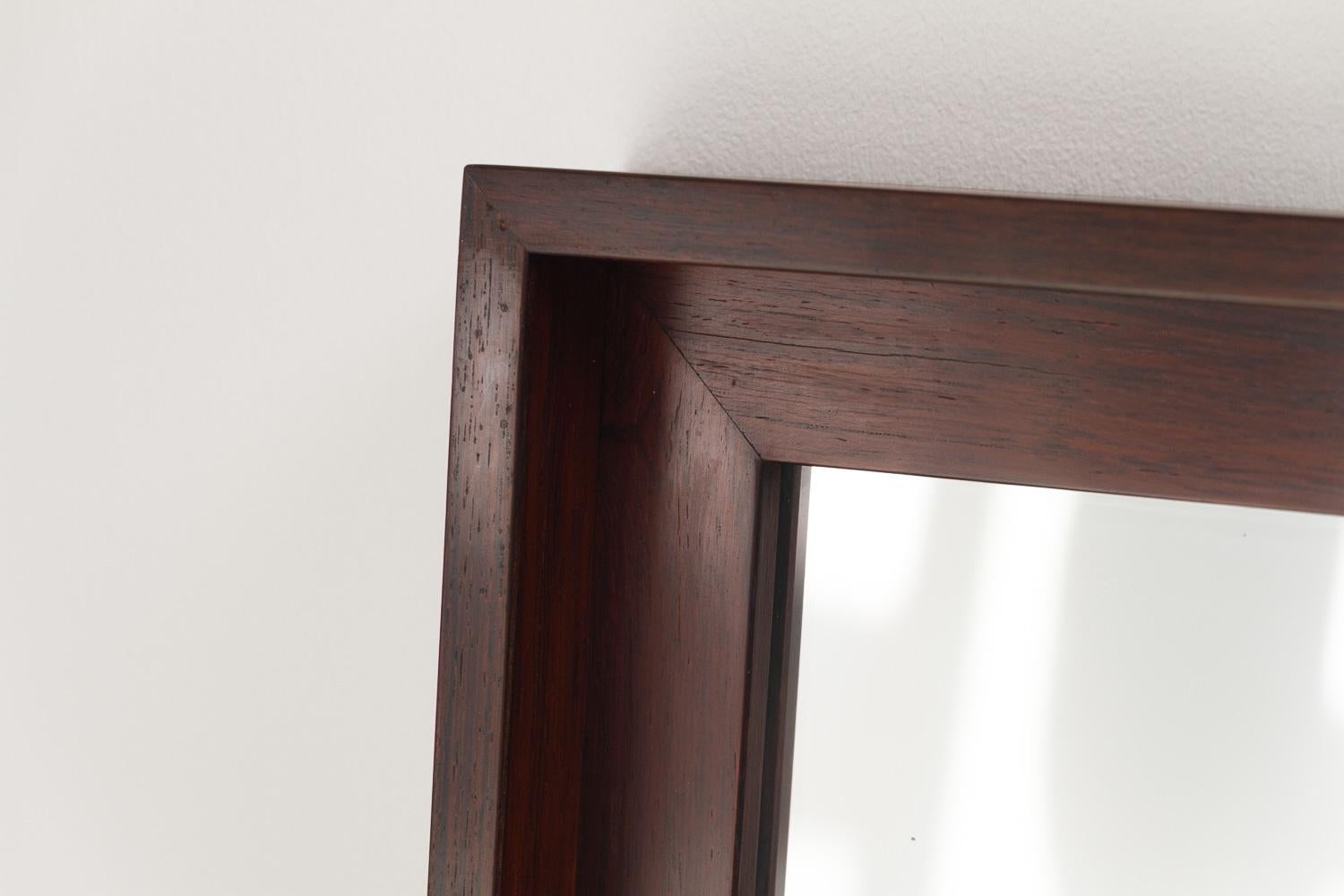 Mid-Century Modern Grand miroir danois en bois de rose moderne du milieu du siècle, années 1960. en vente