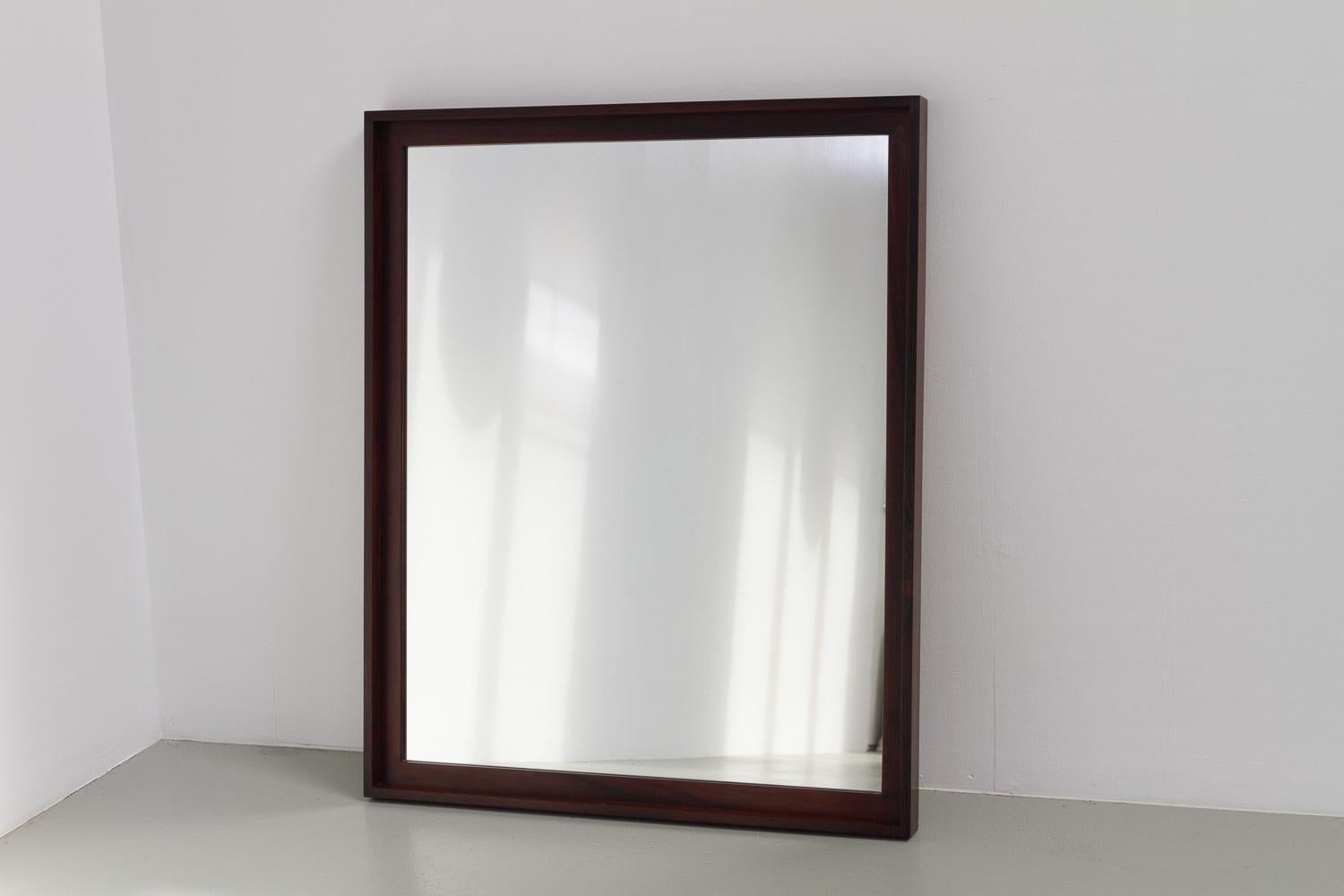 Milieu du XXe siècle Grand miroir danois en bois de rose moderne du milieu du siècle, années 1960. en vente