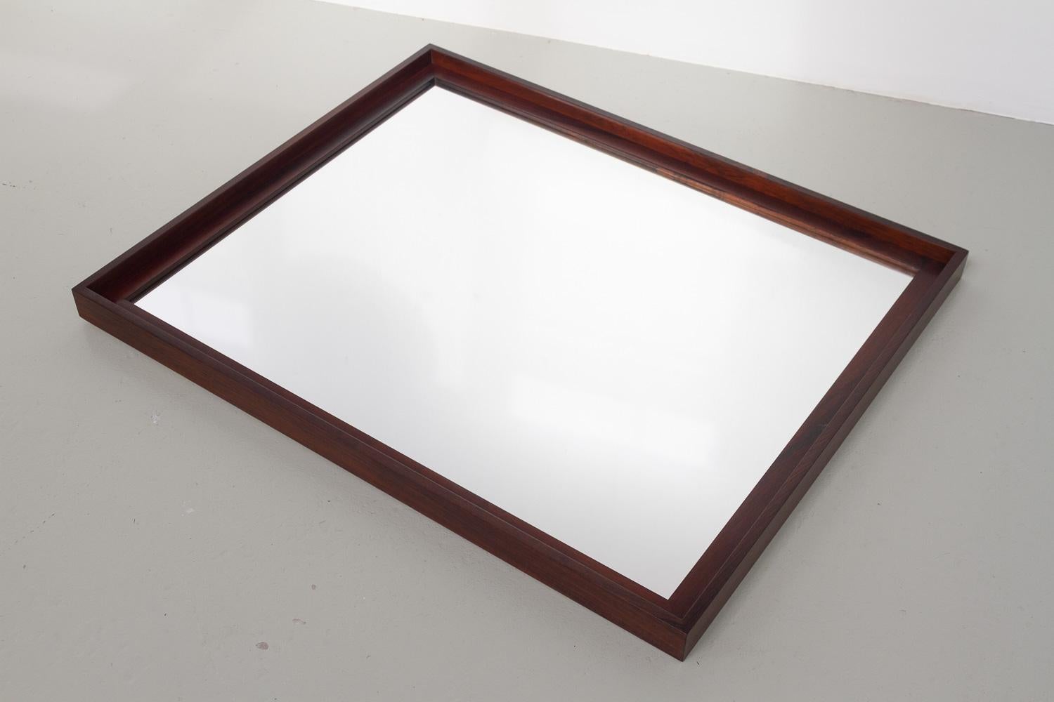 Grand miroir danois en bois de rose moderne du milieu du siècle, années 1960. en vente 1
