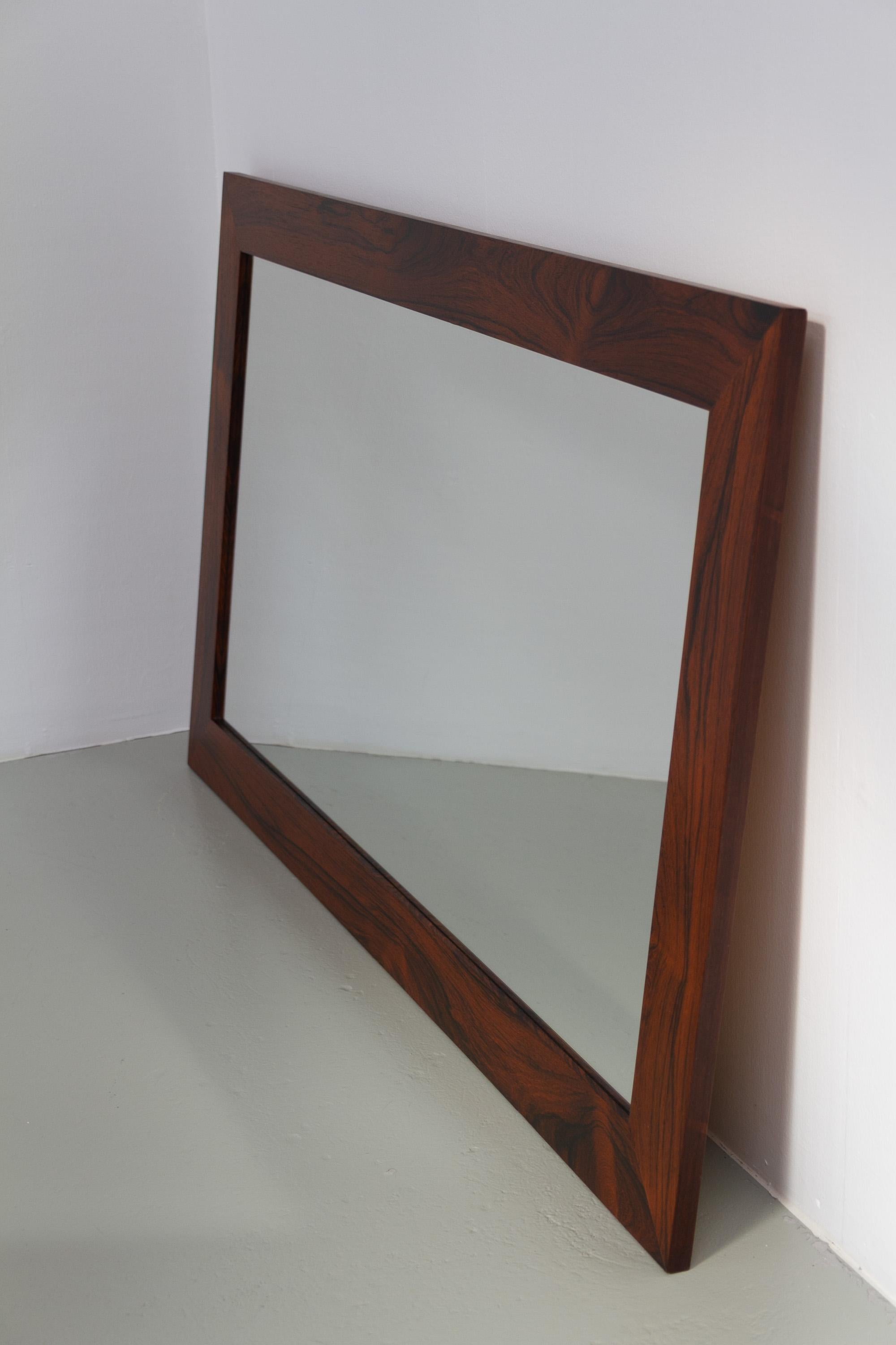 Mid-Century moderno Grande specchio danese in palissandro della metà del secolo scorso, anni '1970. in vendita