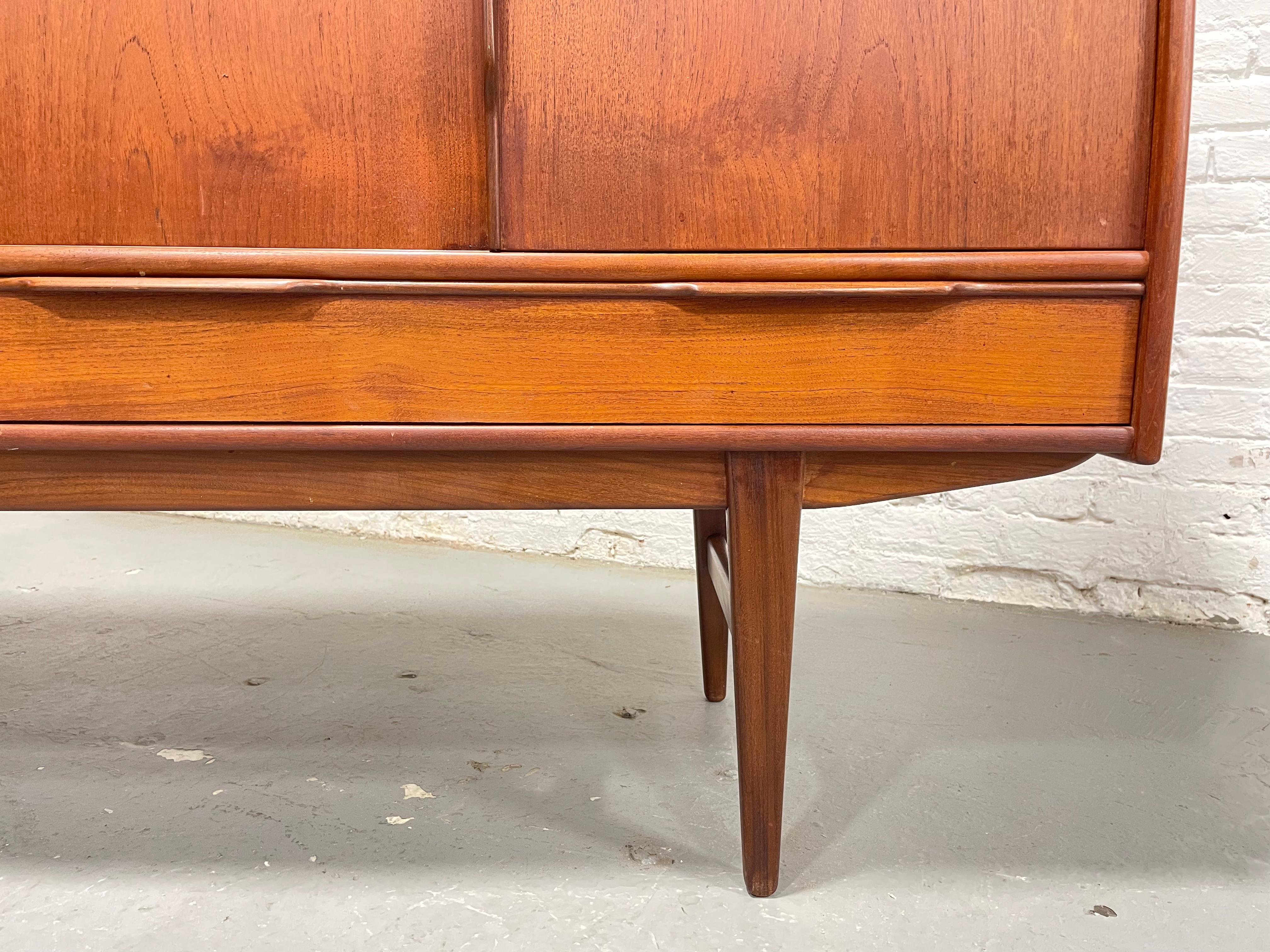 Grande credenza in teak DANISH Mid Century MODERN / SIDEBOARD, di E.W. Bach, 1960 ca. in vendita 4