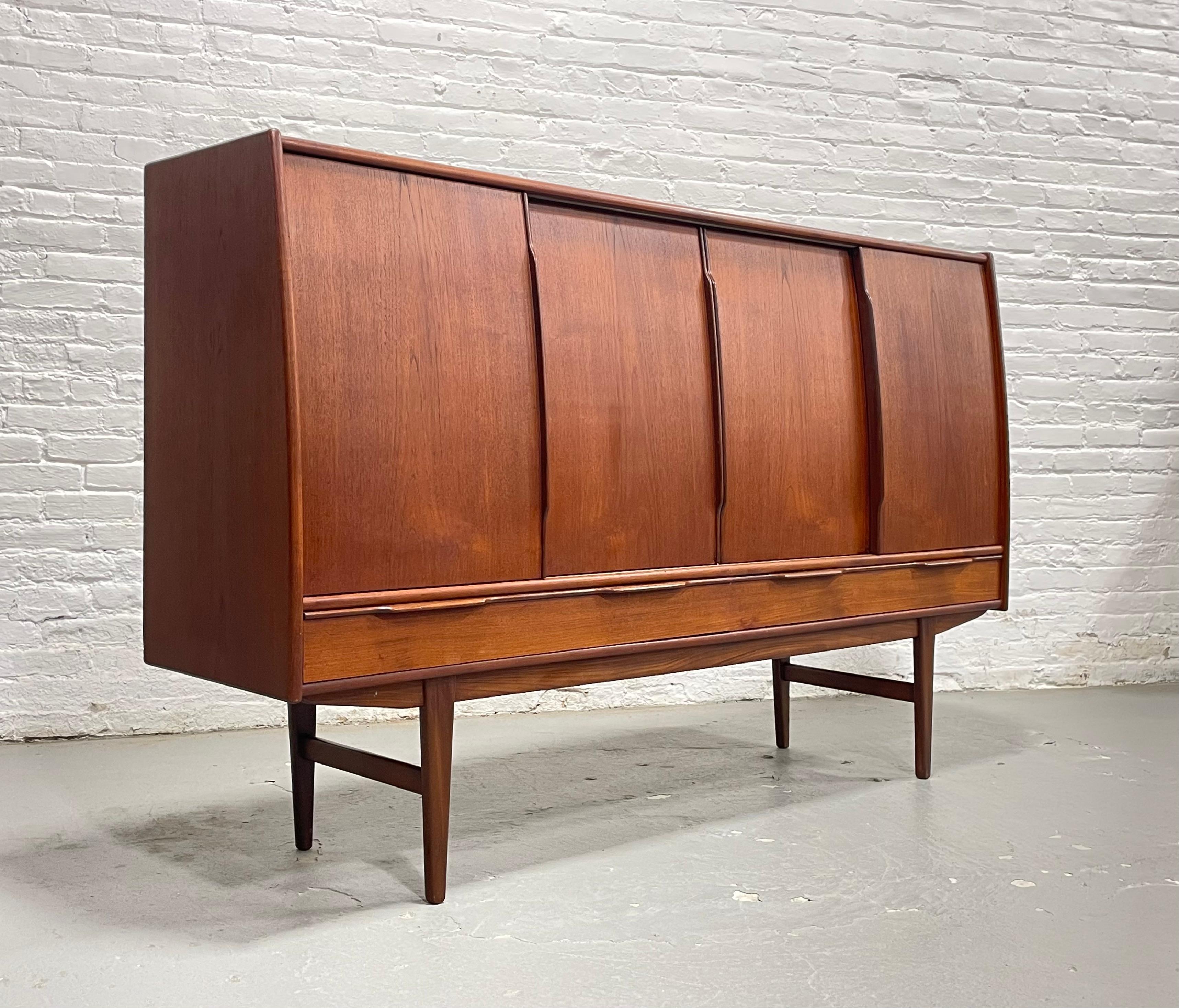 Grande credenza/seduta in teak danese della metà del secolo scorso, di E.W. Bach, anni '60 circa. Questo incredibile pezzo è splendido per il suo design semplice ma estremamente funzionale. Questa bellezza offre quattro scomparti con ante scorrevoli