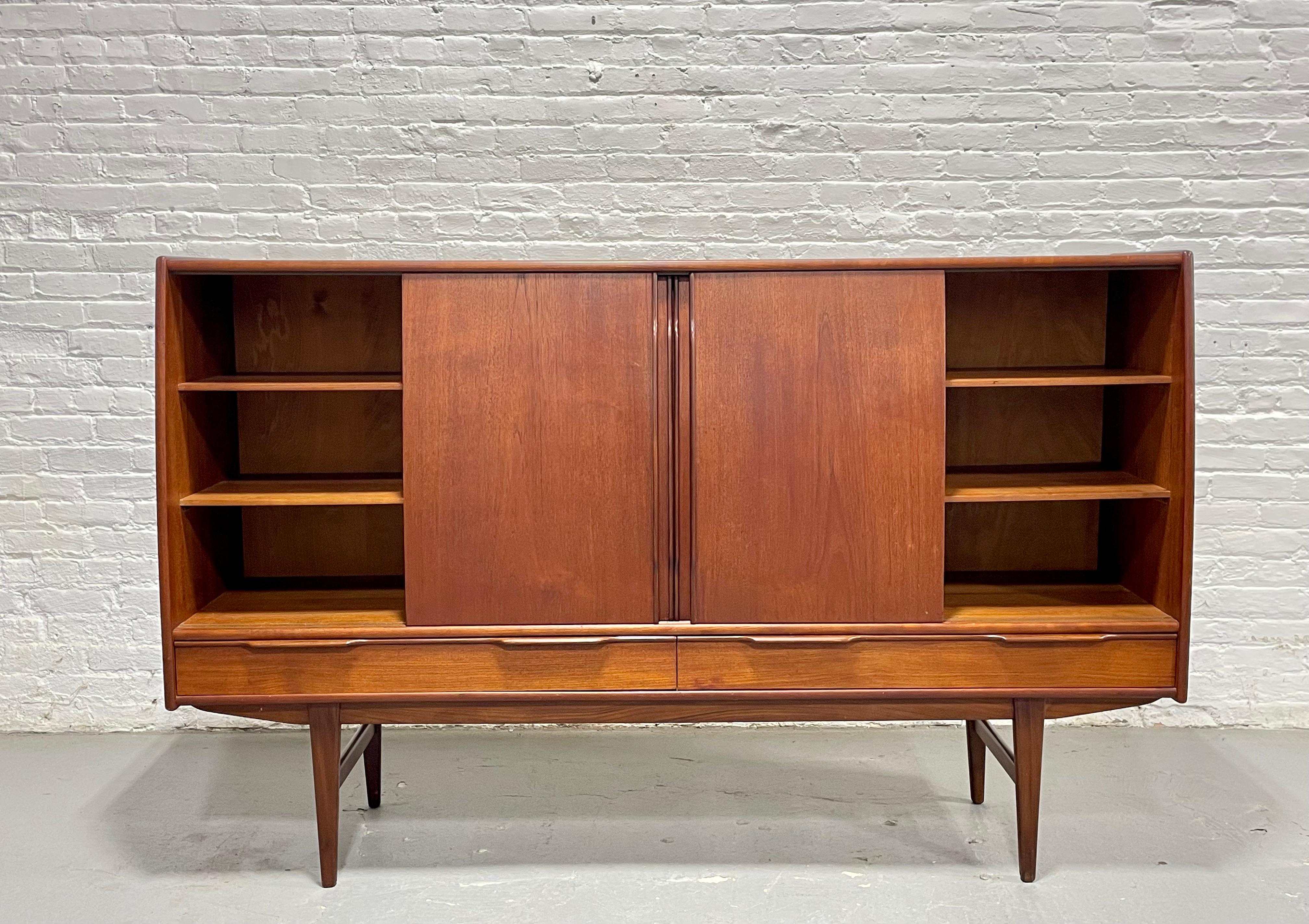 Mid-Century moderno Grande credenza in teak DANISH Mid Century MODERN / SIDEBOARD, di E.W. Bach, 1960 ca. in vendita