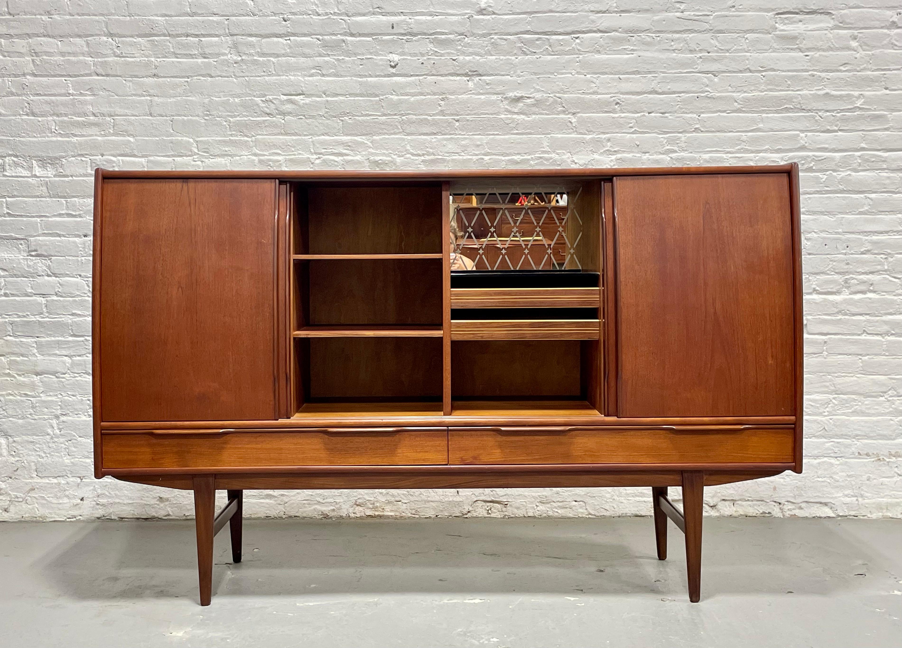 Grande credenza in teak DANISH Mid Century MODERN / SIDEBOARD, di E.W. Bach, 1960 ca. In condizioni buone in vendita a Weehawken, NJ