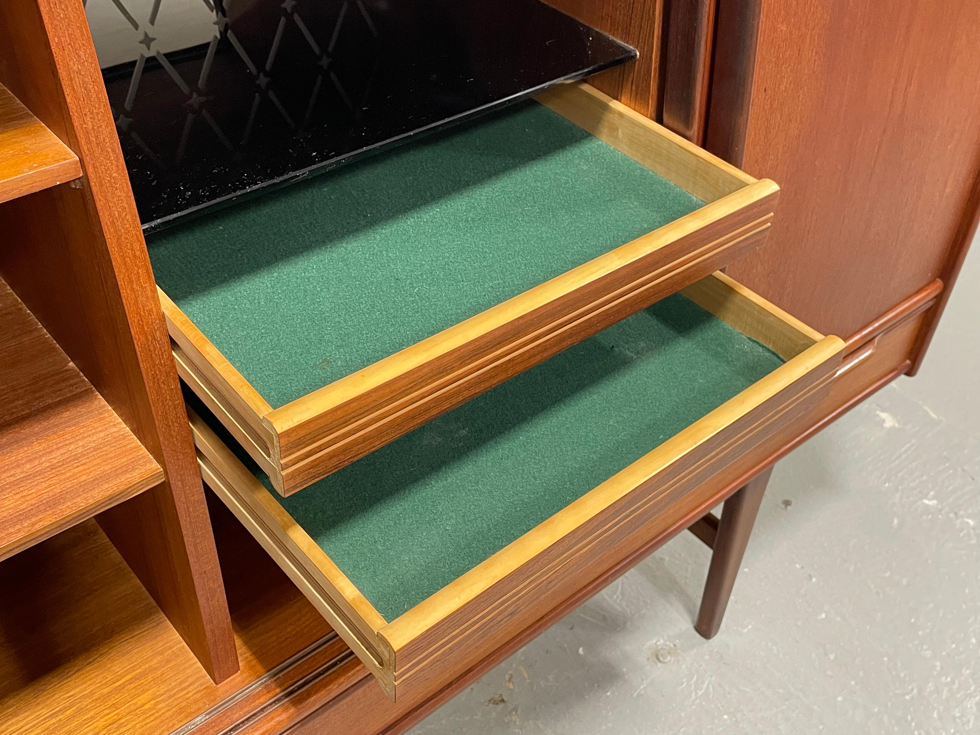 Metà XX secolo Grande credenza in teak DANISH Mid Century MODERN / SIDEBOARD, di E.W. Bach, 1960 ca. in vendita