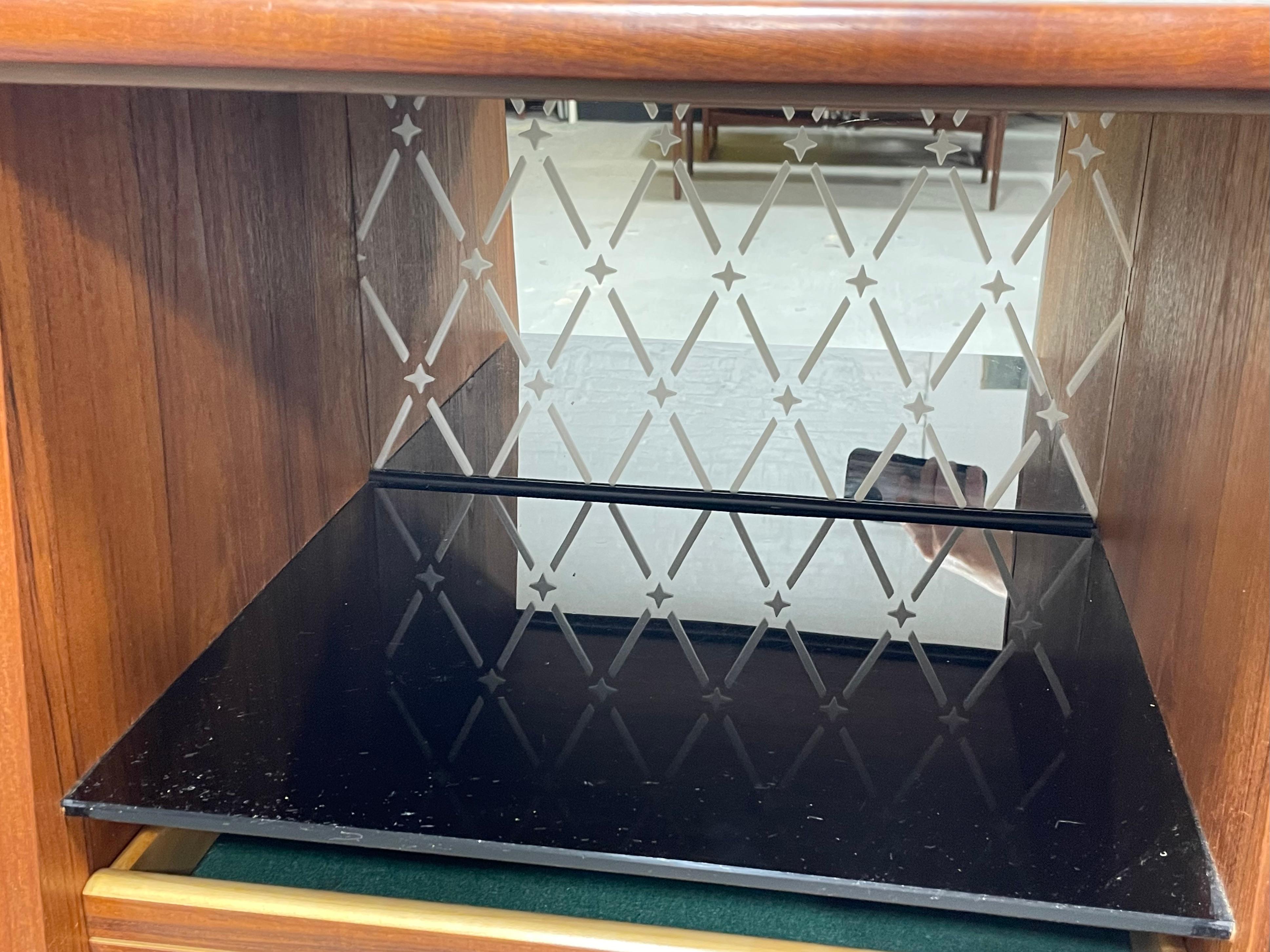 Teak Grande credenza in teak DANISH Mid Century MODERN / SIDEBOARD, di E.W. Bach, 1960 ca. in vendita