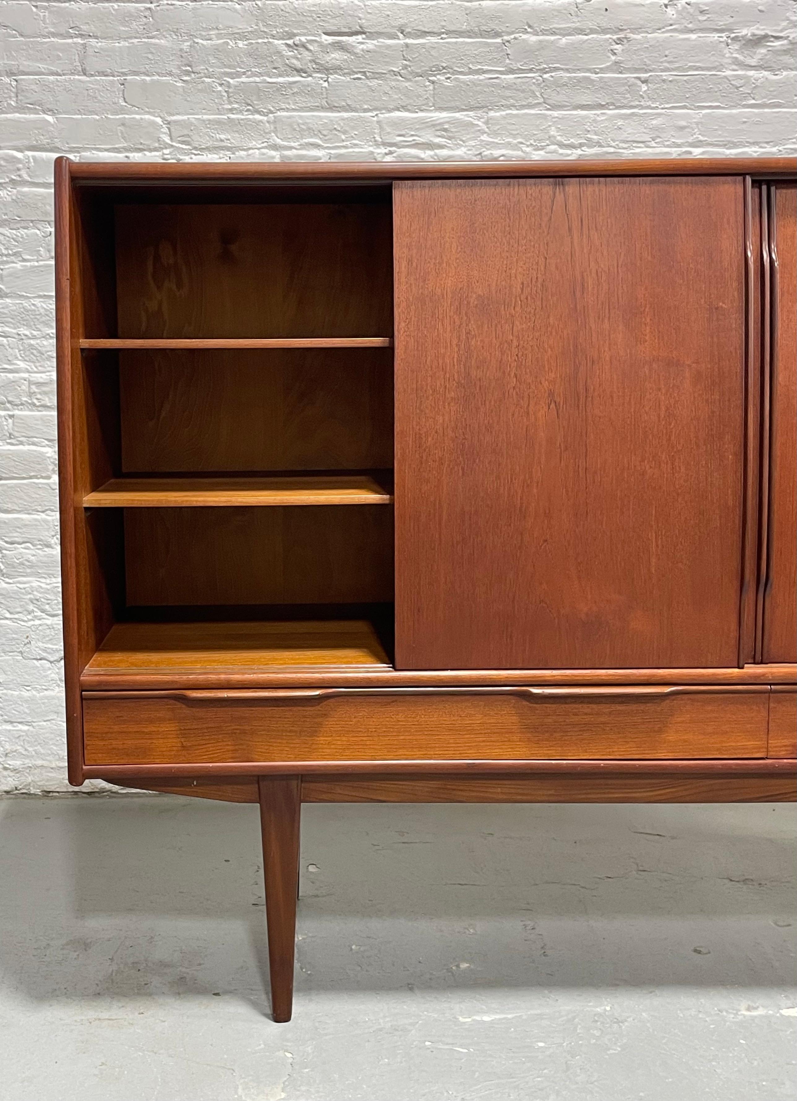 Grande credenza in teak DANISH Mid Century MODERN / SIDEBOARD, di E.W. Bach, 1960 ca. in vendita 1