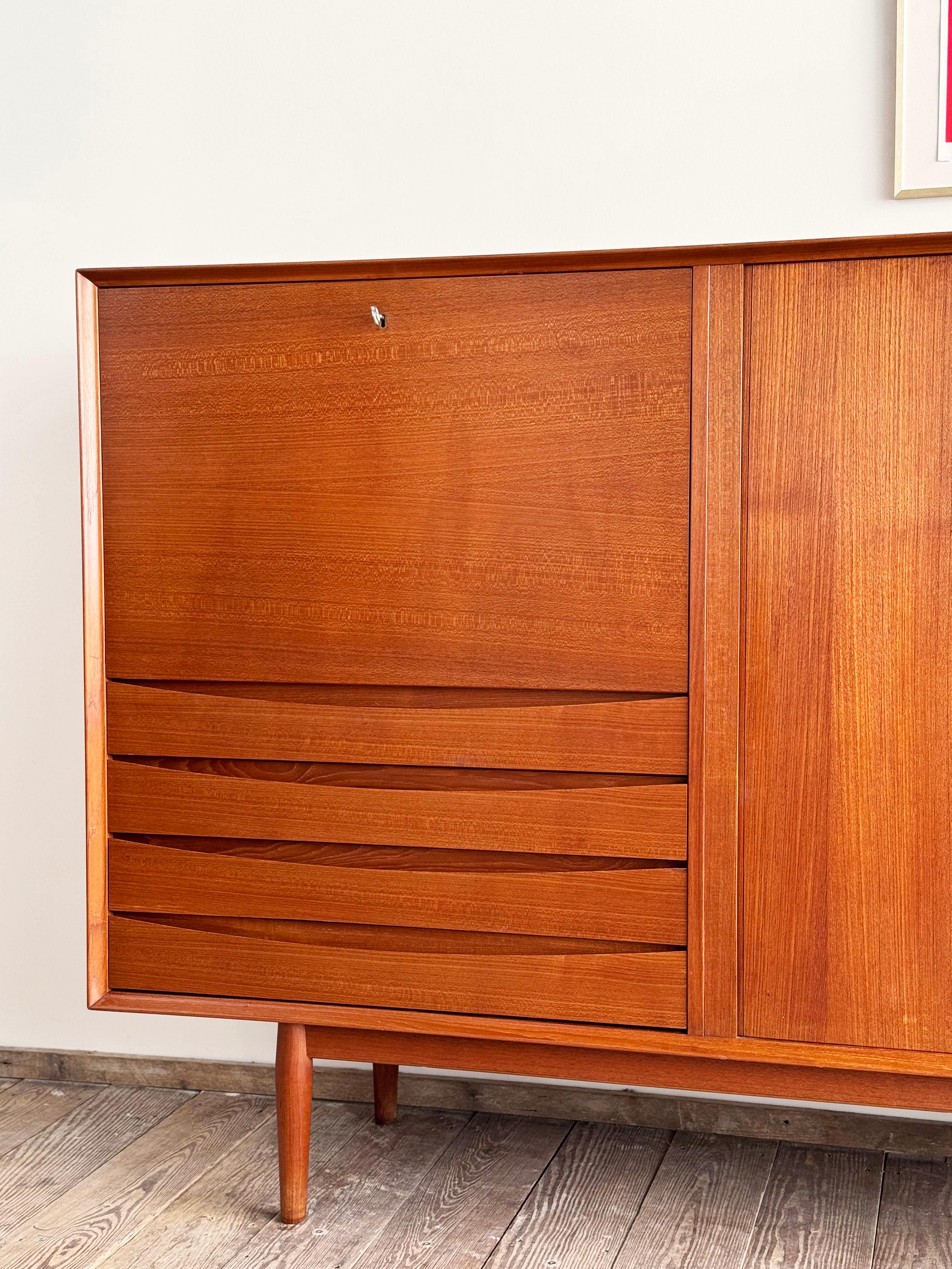 Grande credenza danese in teak della metà del secolo scorso con ante a tamburo di Arne Vodder in vendita 3