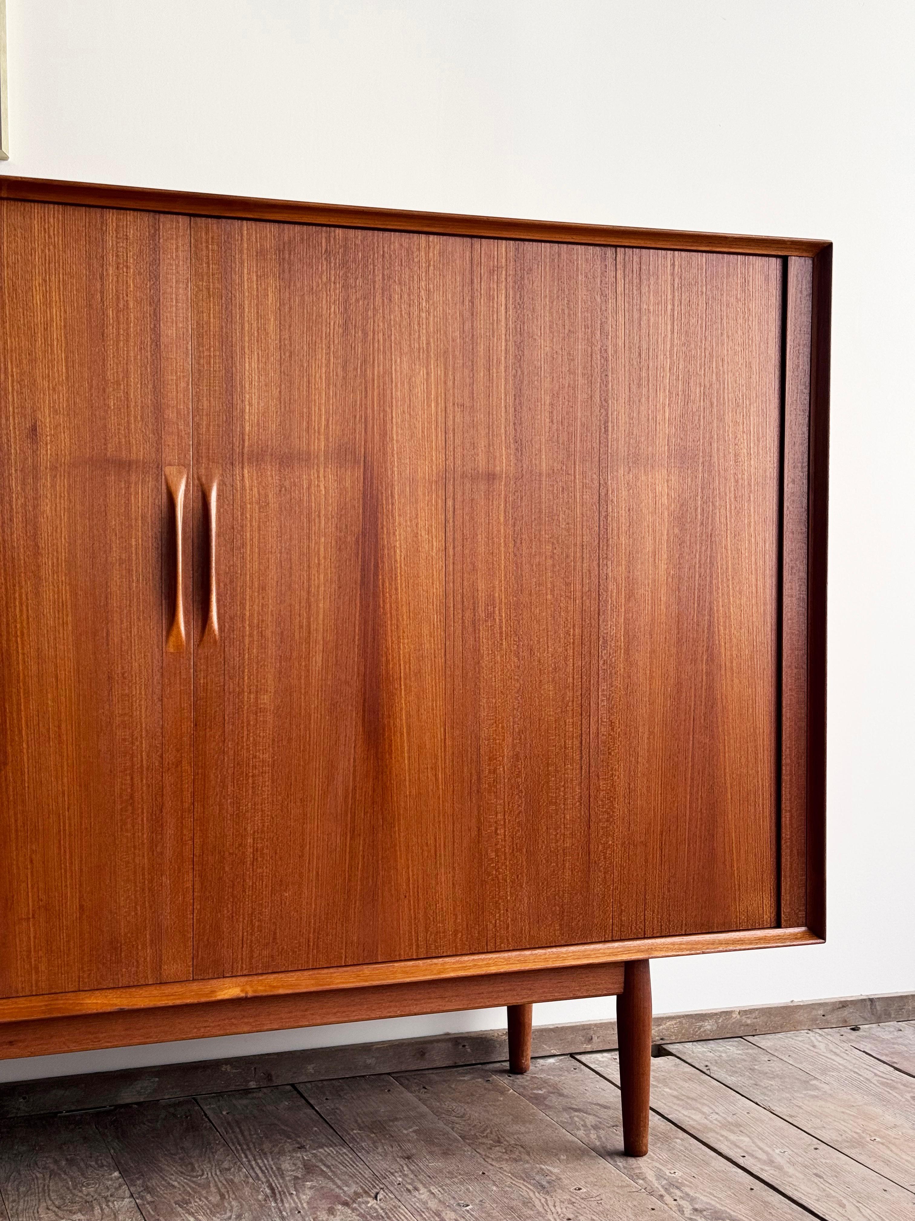 Grande credenza danese in teak della metà del secolo scorso con ante a tamburo di Arne Vodder in vendita 4
