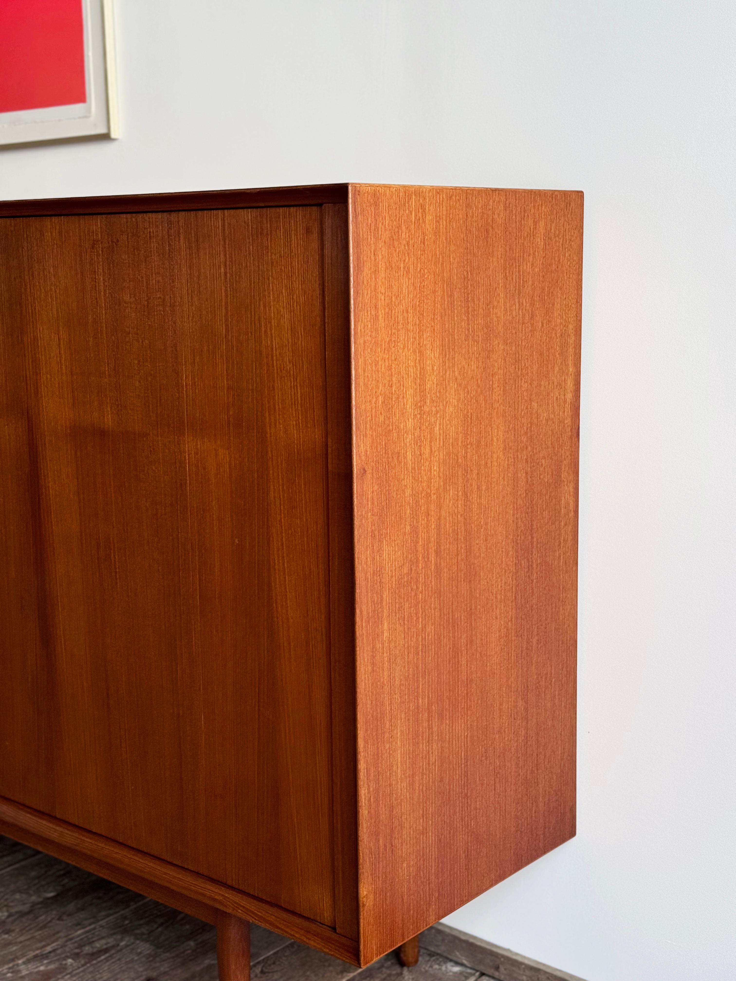 Grande credenza danese in teak della metà del secolo scorso con ante a tamburo di Arne Vodder in vendita 5