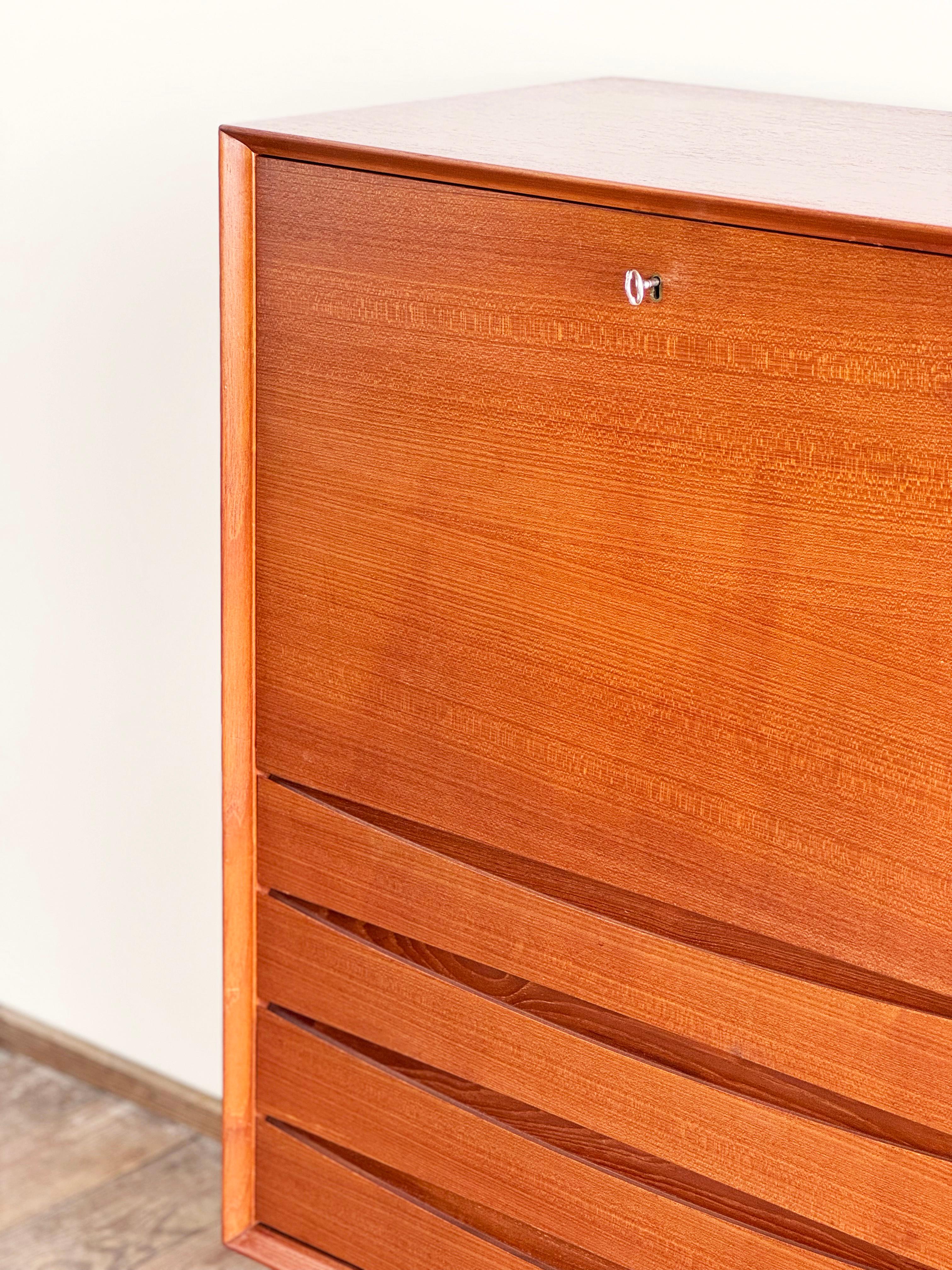 Grande credenza danese in teak della metà del secolo scorso con ante a tamburo di Arne Vodder in vendita 7