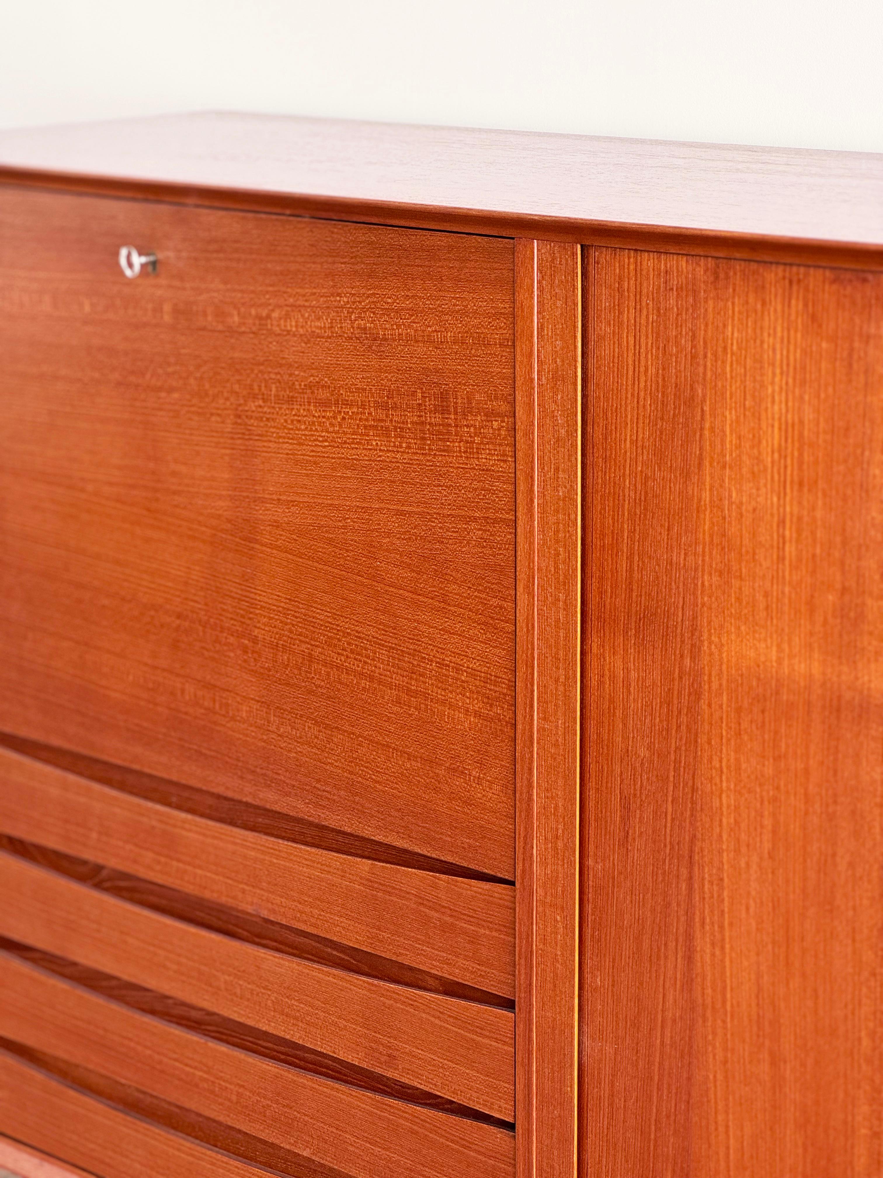 Grande credenza danese in teak della metà del secolo scorso con ante a tamburo di Arne Vodder in vendita 8