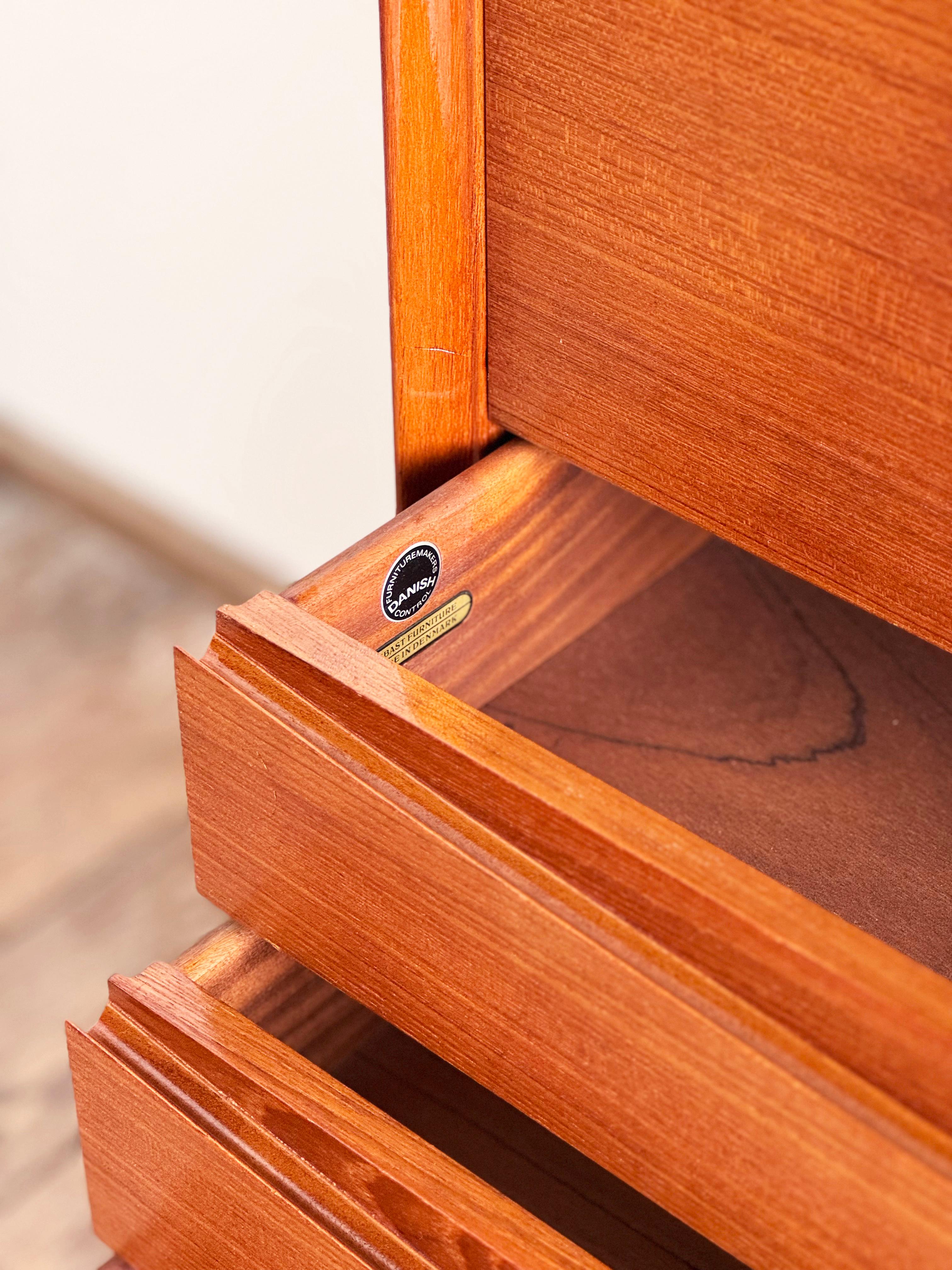 Grande credenza danese in teak della metà del secolo scorso con ante a tamburo di Arne Vodder in vendita 9