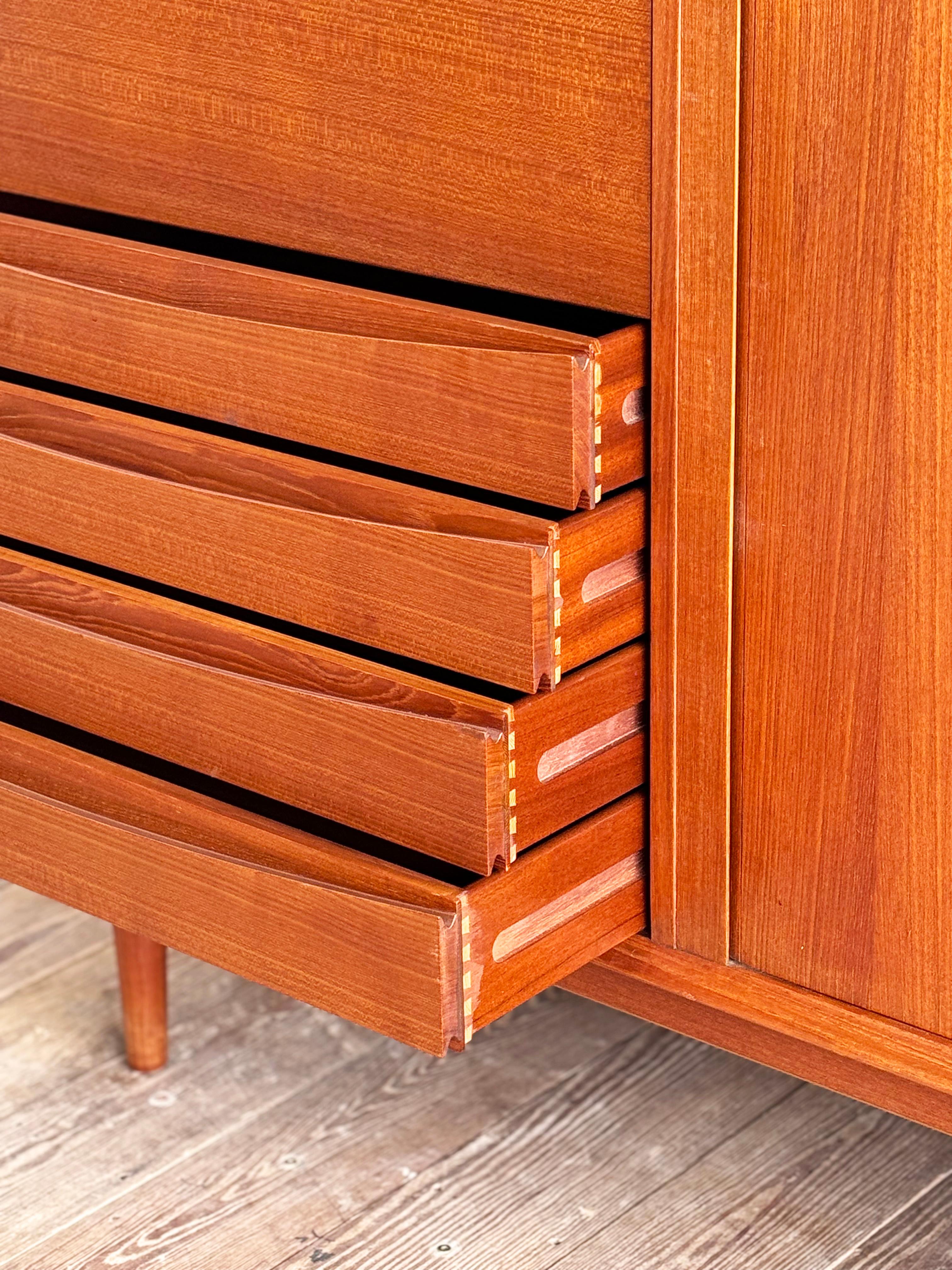 Grande credenza danese in teak della metà del secolo scorso con ante a tamburo di Arne Vodder in vendita 10