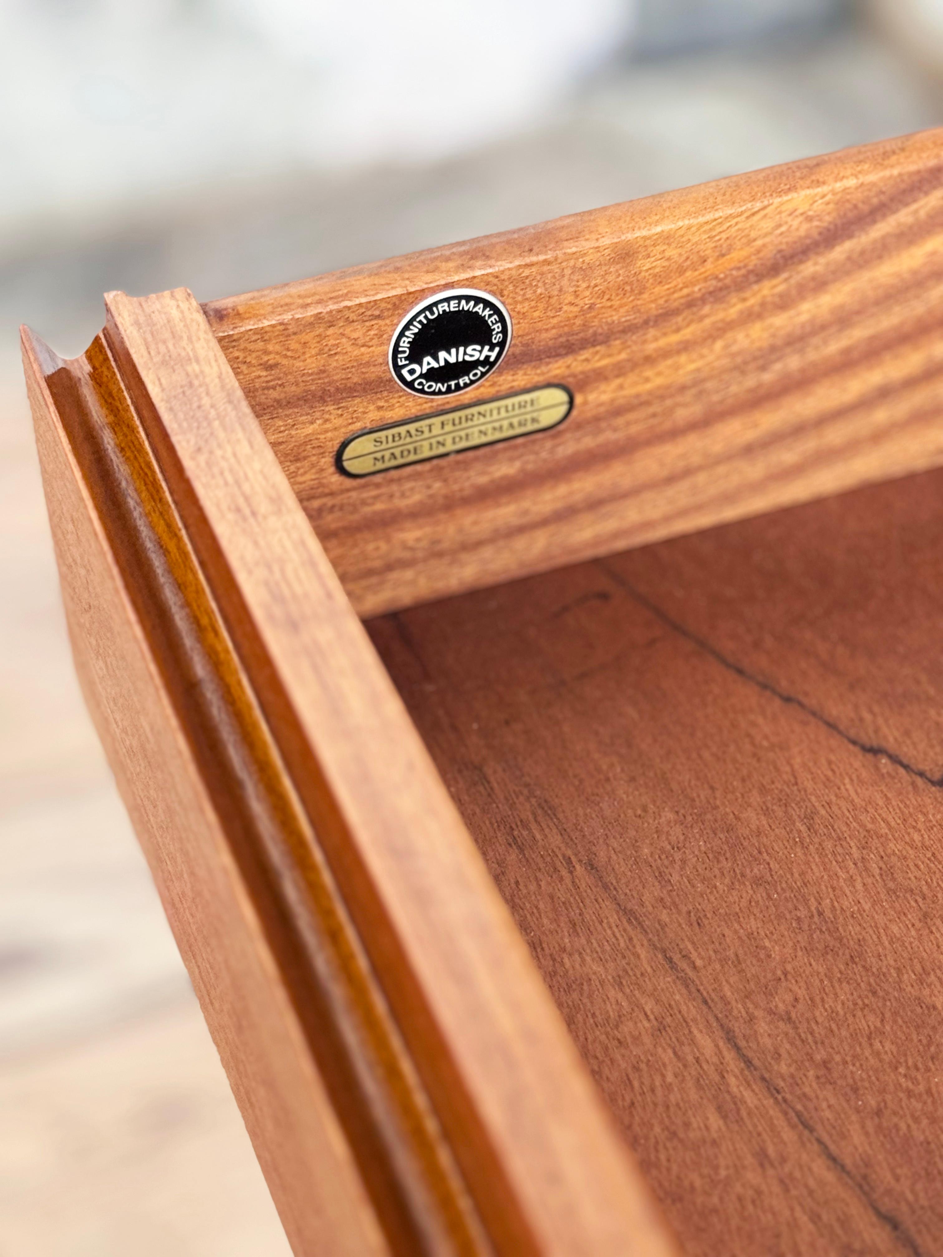 Grande credenza danese in teak della metà del secolo scorso con ante a tamburo di Arne Vodder in vendita 11