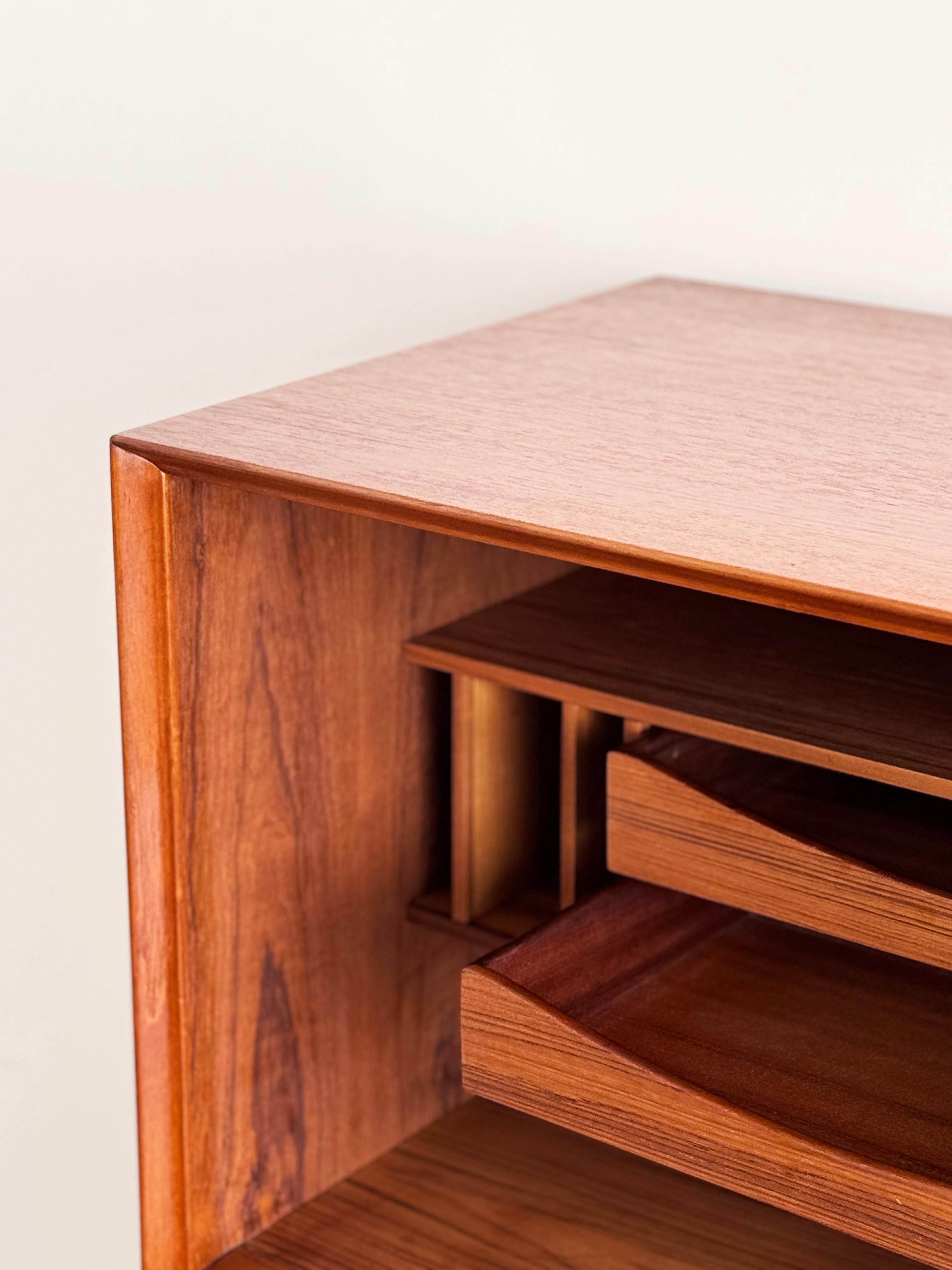 Grande credenza danese in teak della metà del secolo scorso con ante a tamburo di Arne Vodder in vendita 12