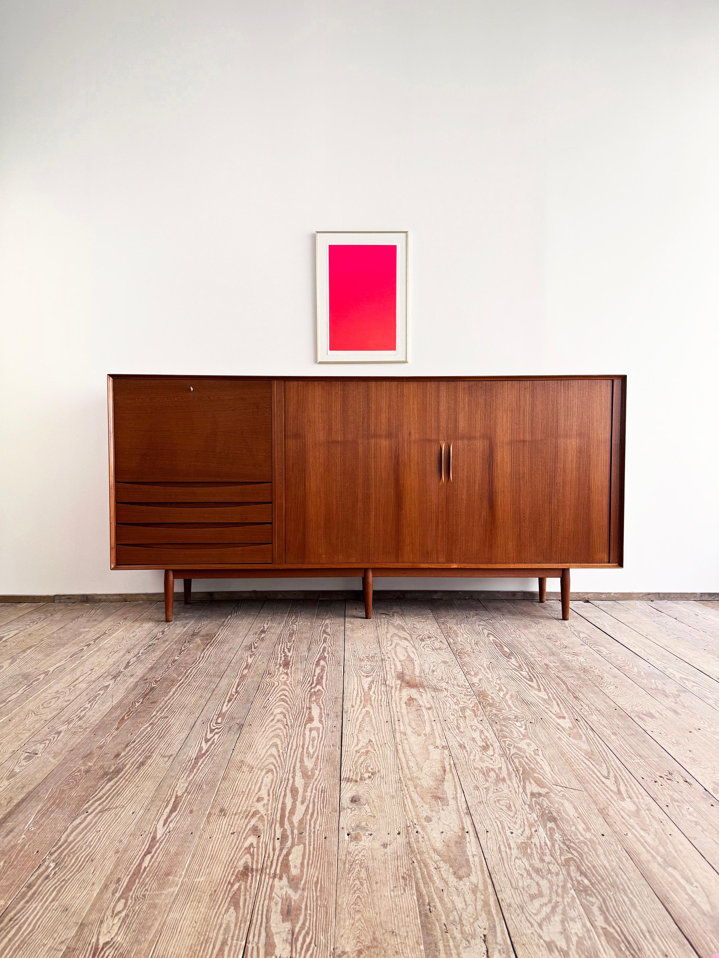 Dimensioni 250x50x120 cm (L. x P. x L.)

Questa grande credenza è stata progettata dal famoso architetto e designer di mobili Arne Vodder negli anni '60 per Sibast in Danimarca. La credenza è realizzata in teak e contiene 5 cassetti che presentano i