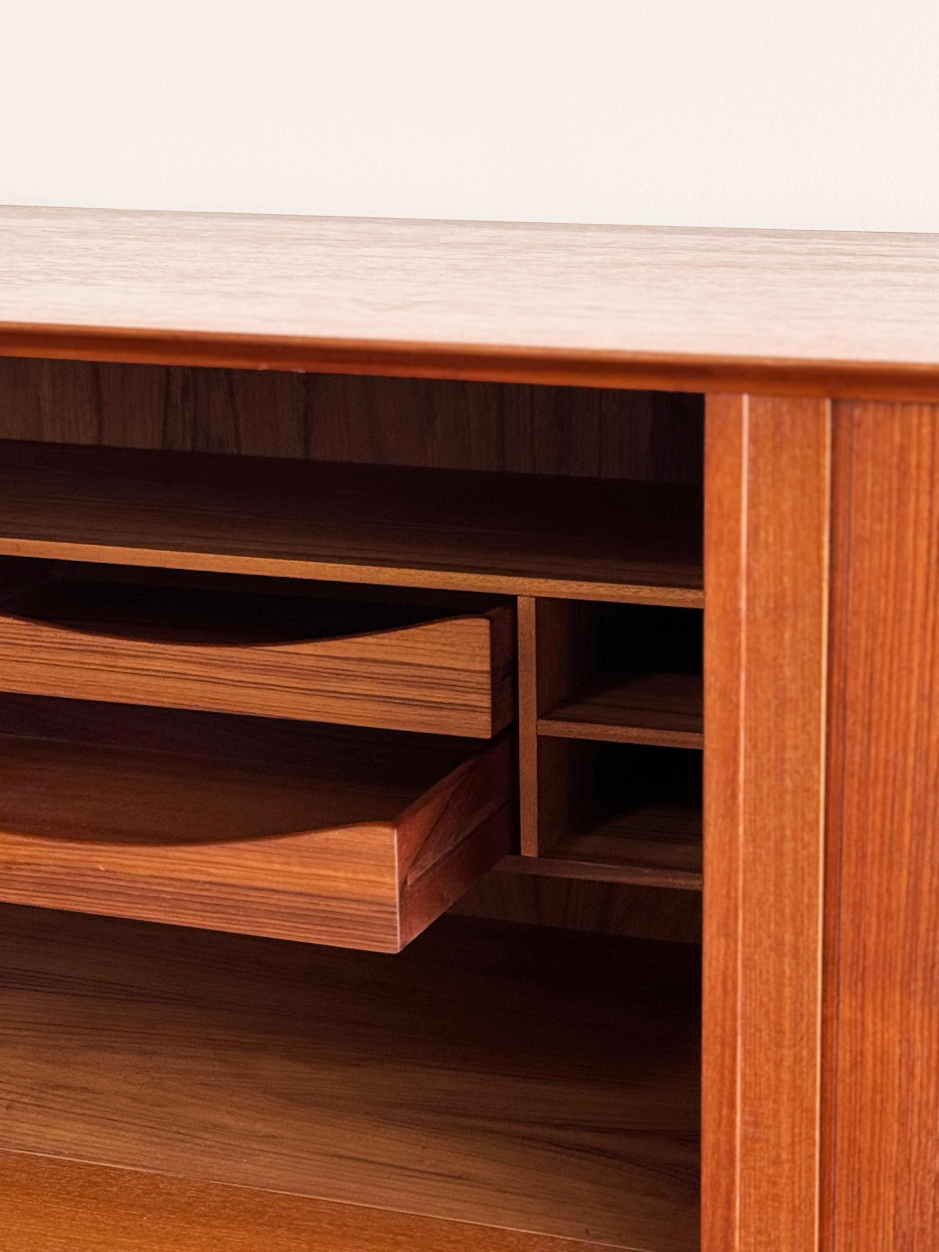 Grande credenza danese in teak della metà del secolo scorso con ante a tamburo di Arne Vodder in vendita 13