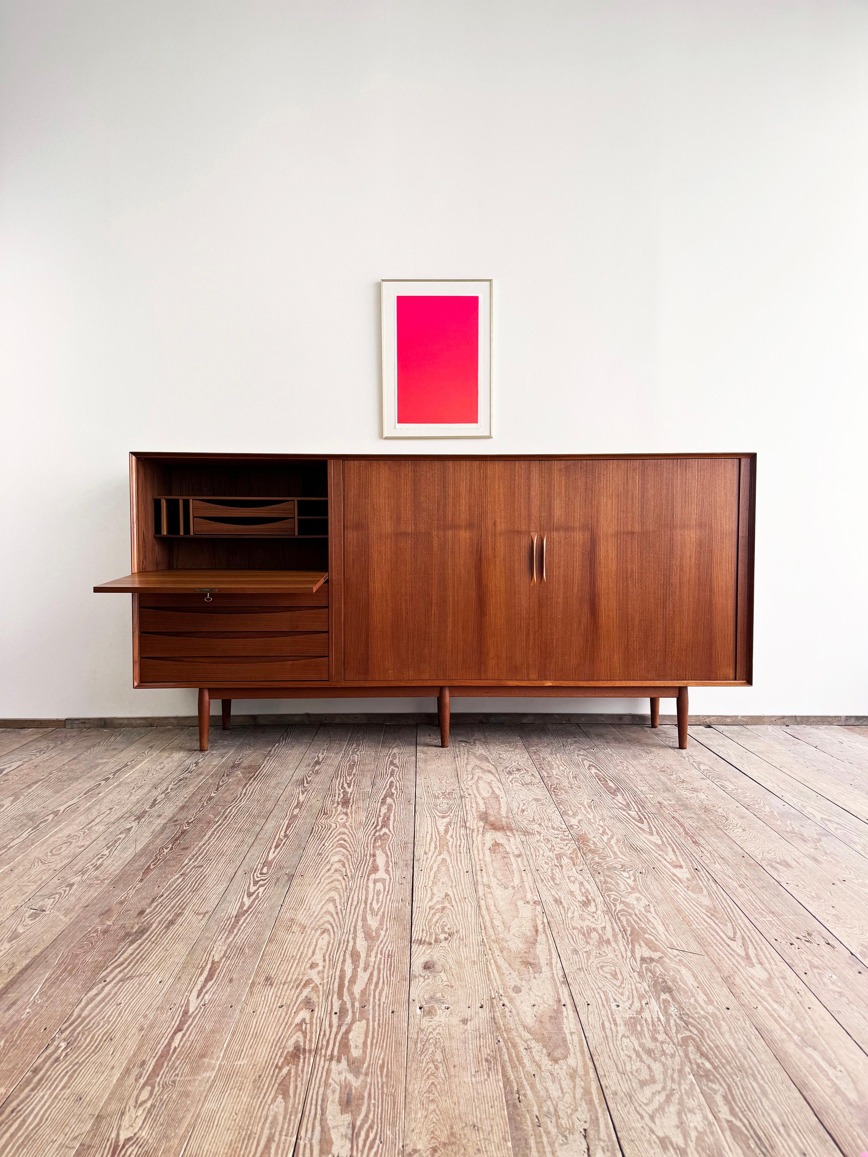 Mid-Century moderno Grande credenza danese in teak della metà del secolo scorso con ante a tamburo di Arne Vodder in vendita