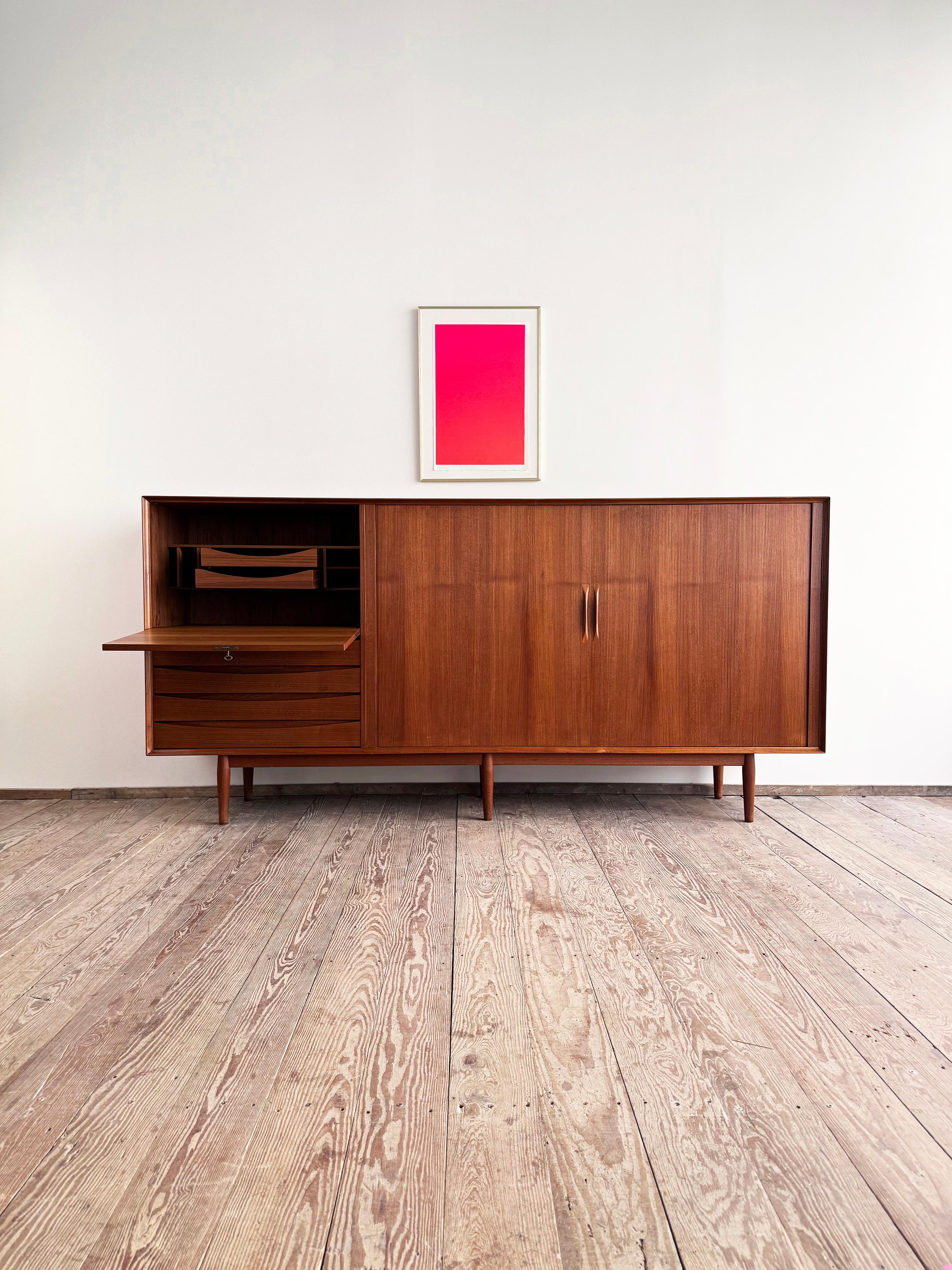 Danese Grande credenza danese in teak della metà del secolo scorso con ante a tamburo di Arne Vodder in vendita