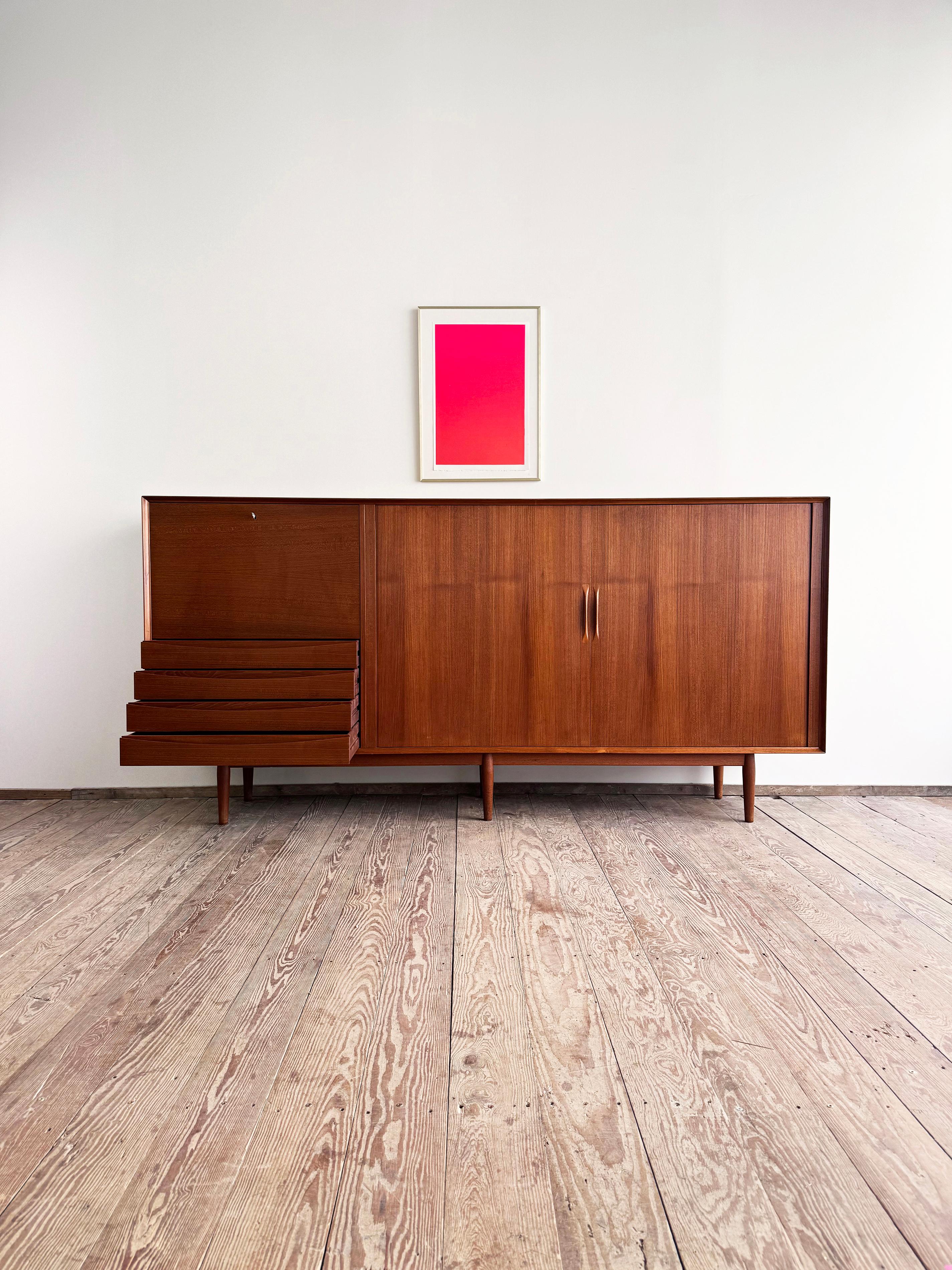 Grande credenza danese in teak della metà del secolo scorso con ante a tamburo di Arne Vodder In condizioni buone in vendita a München, Bavaria