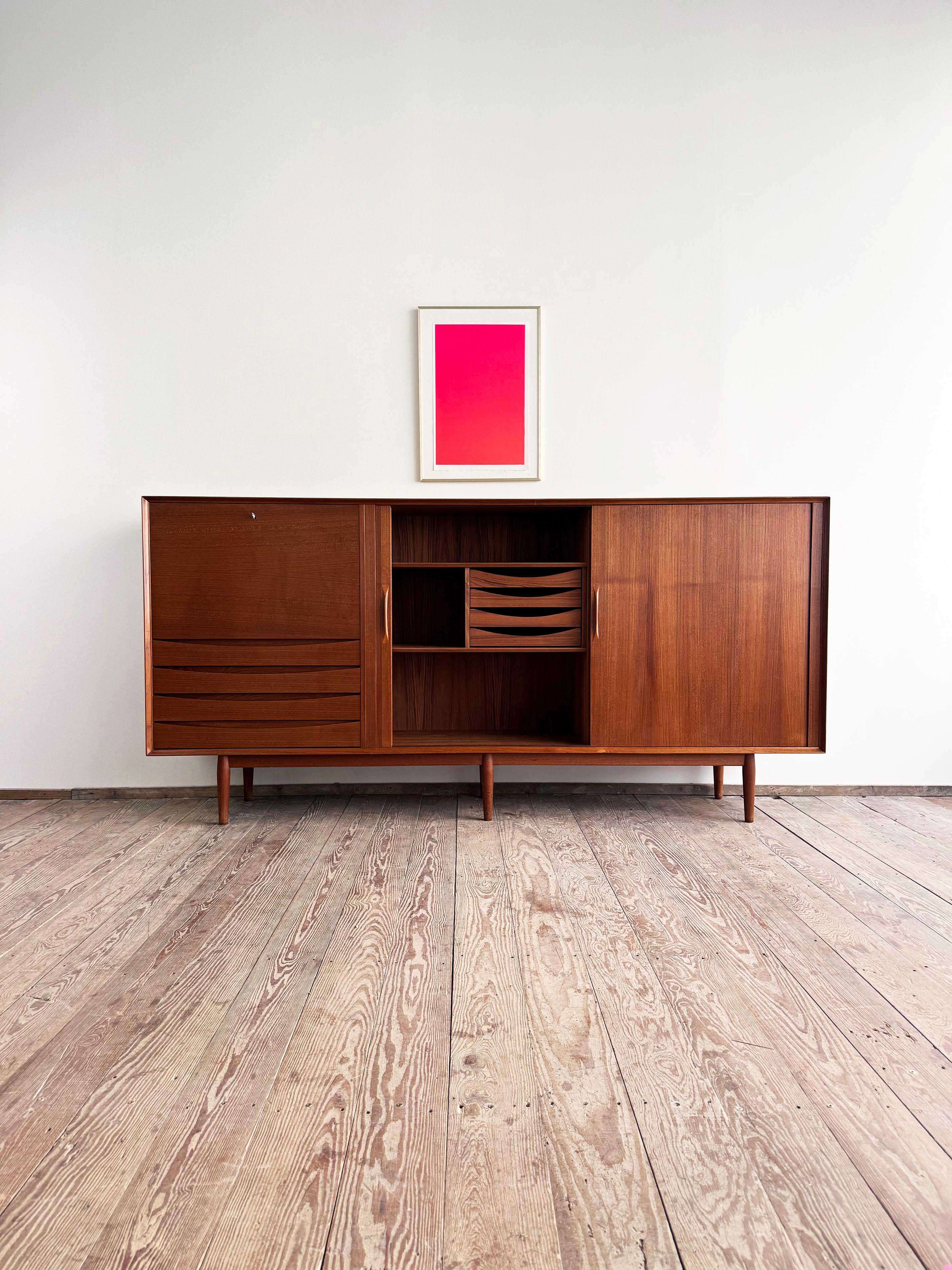Metà XX secolo Grande credenza danese in teak della metà del secolo scorso con ante a tamburo di Arne Vodder in vendita