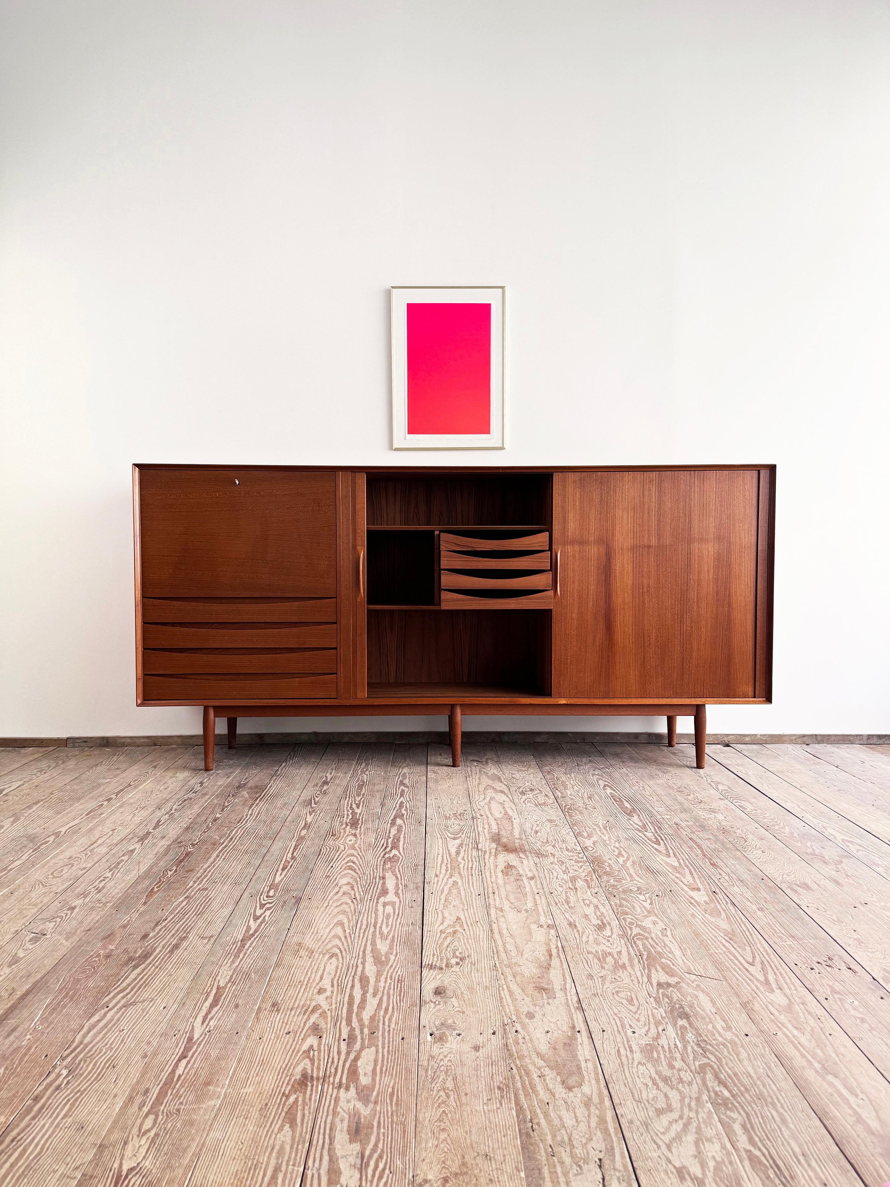 Teak Grande credenza danese in teak della metà del secolo scorso con ante a tamburo di Arne Vodder in vendita