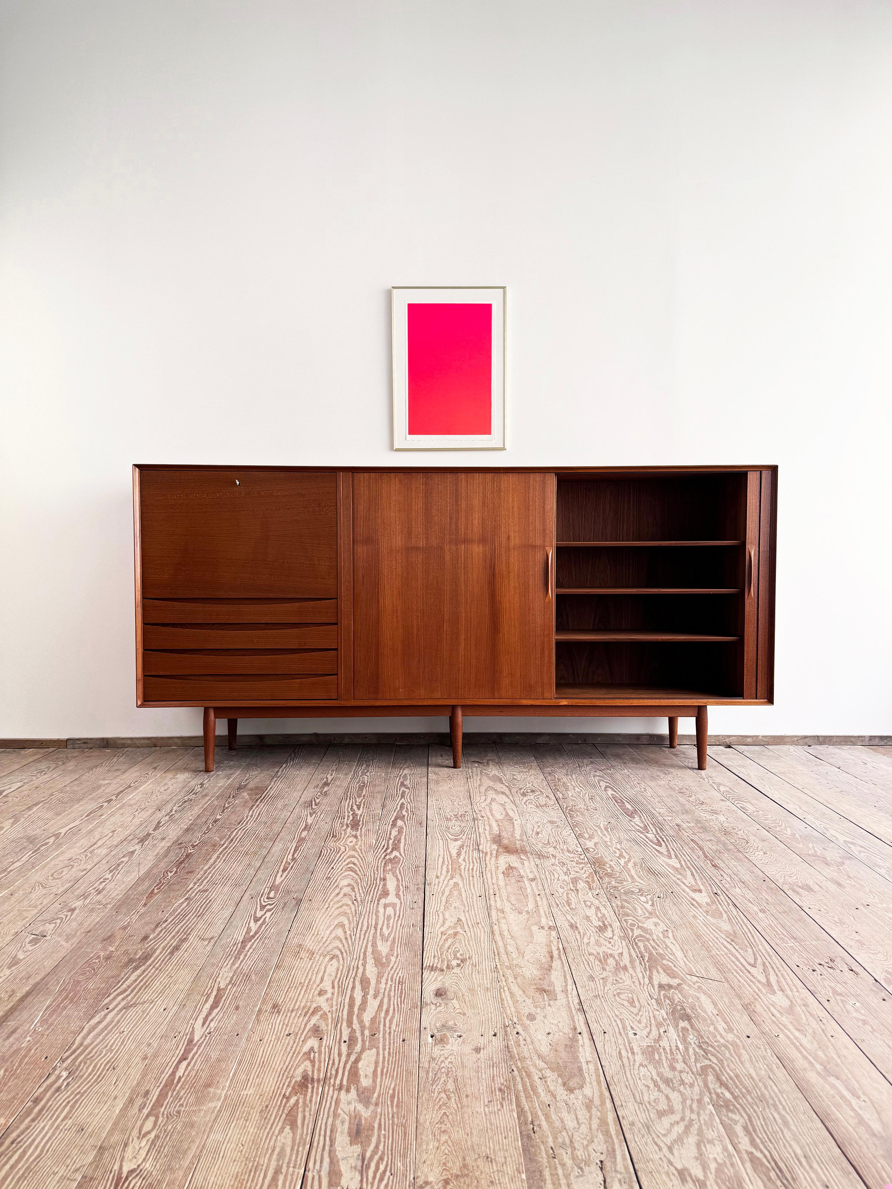 Grande credenza danese in teak della metà del secolo scorso con ante a tamburo di Arne Vodder in vendita 1