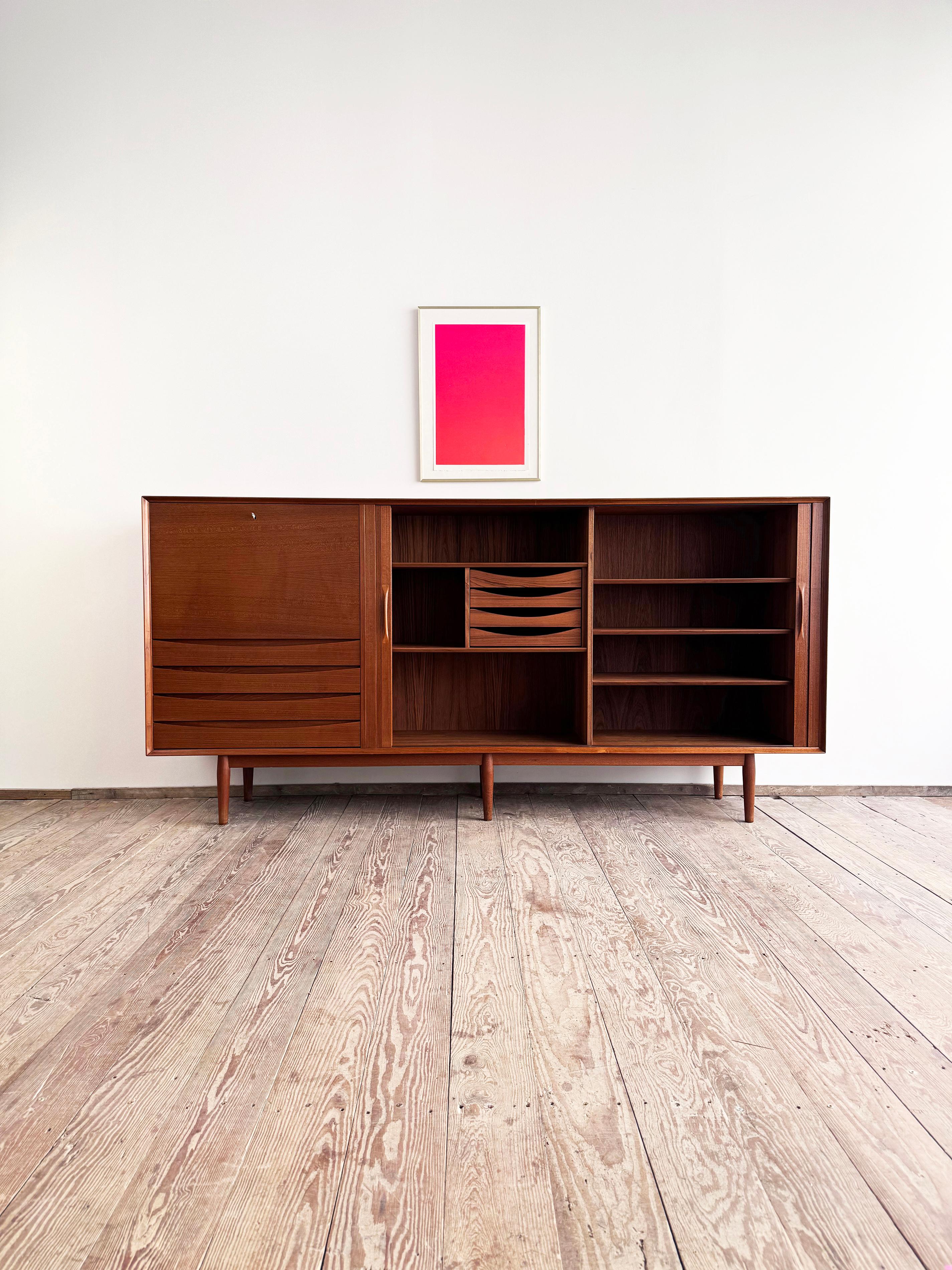 Grande credenza danese in teak della metà del secolo scorso con ante a tamburo di Arne Vodder in vendita 2