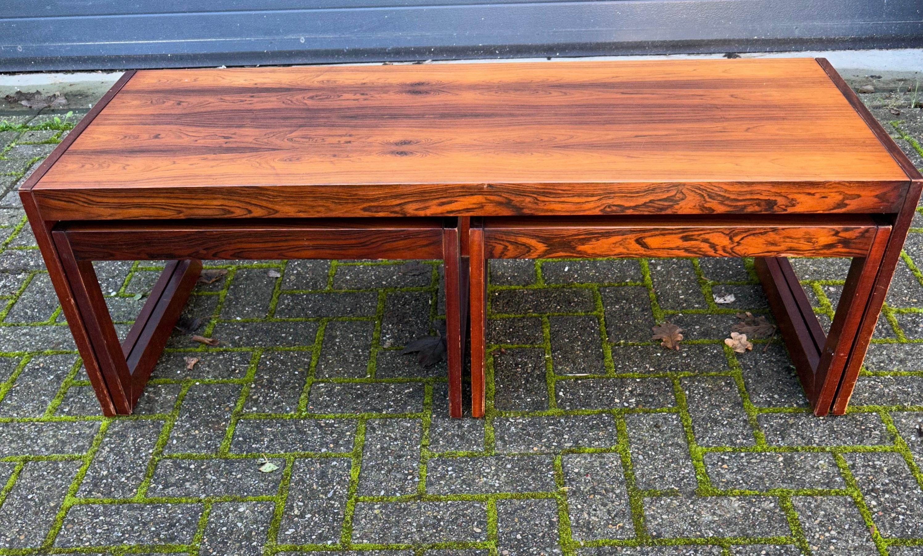 Superbe table basse en bois du milieu du siècle dernier, fabriquée avec la plus grande qualité, et une paire de tables d'appoint. 

Si vous êtes à la recherche d'une table basse élégante, magnifiquement fabriquée et très décorative pour votre