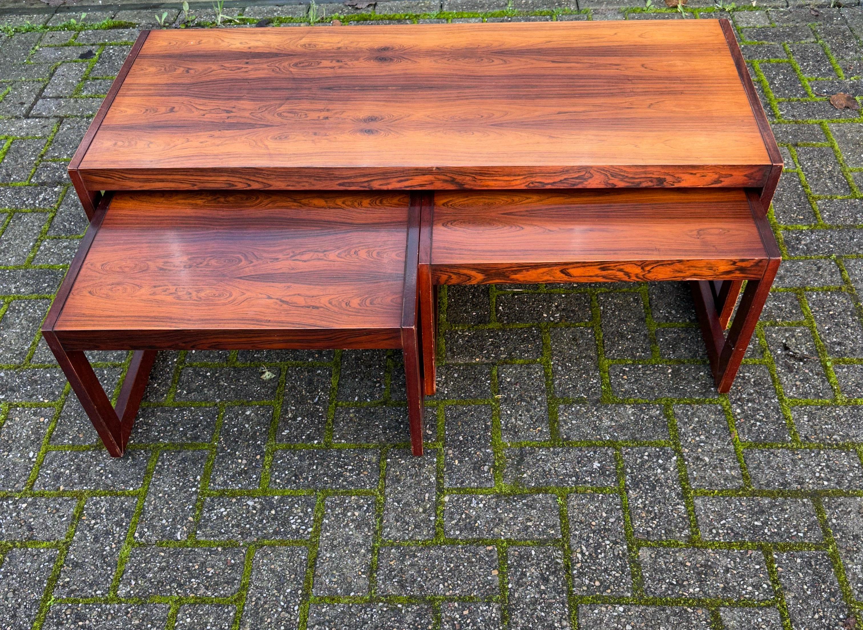Incrusté Grand ensemble de tables basses danoises en bois, modernes du milieu du siècle, avec tables d'extrémité. en vente
