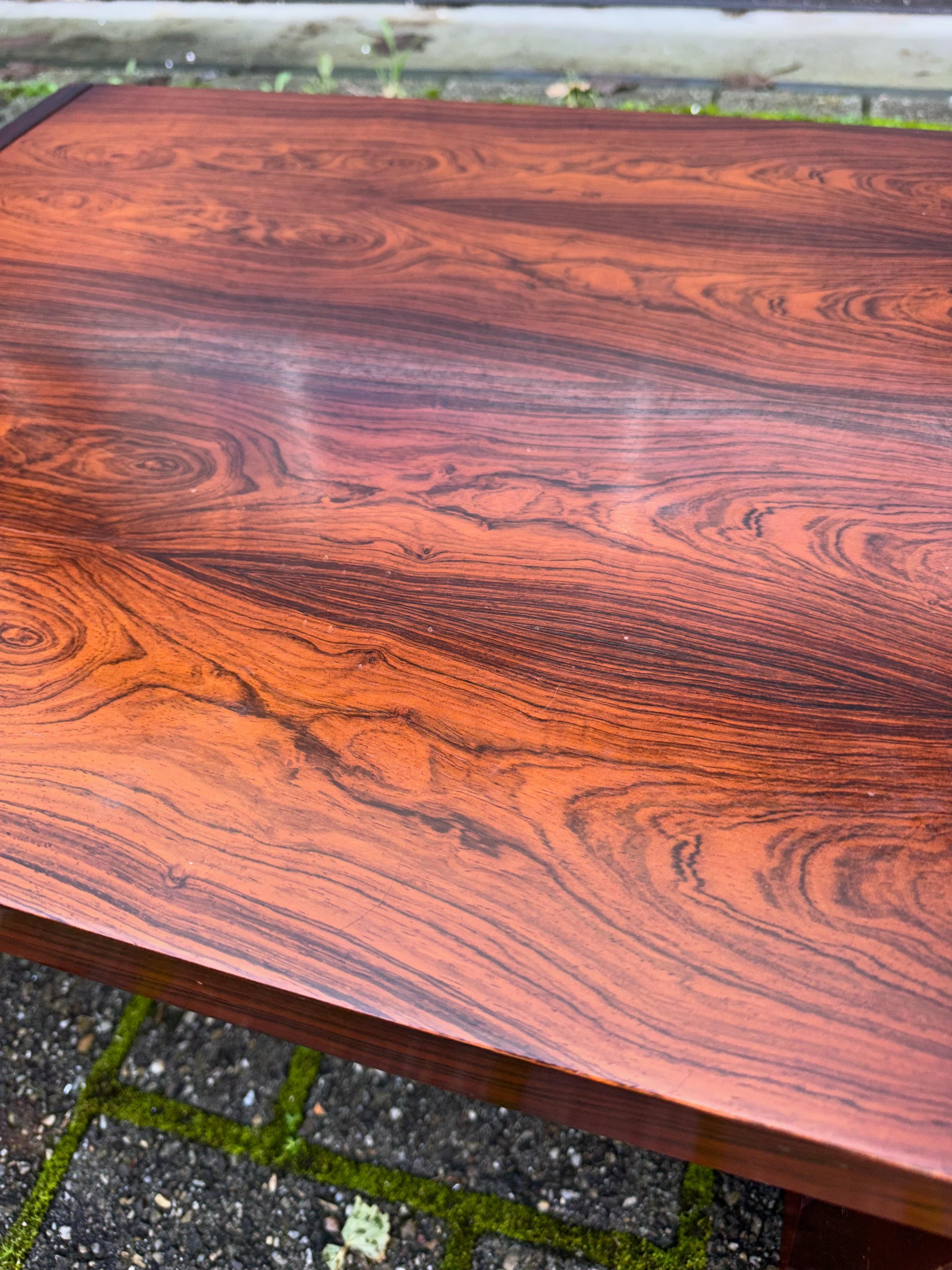 Bois Grand ensemble de tables basses danoises en bois, modernes du milieu du siècle, avec tables d'extrémité. en vente