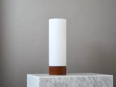Große dänische Tischlampe aus Opalglas und Teakholz aus der Mitte des Jahrhunderts, Dänemark, 1960er Jahre.