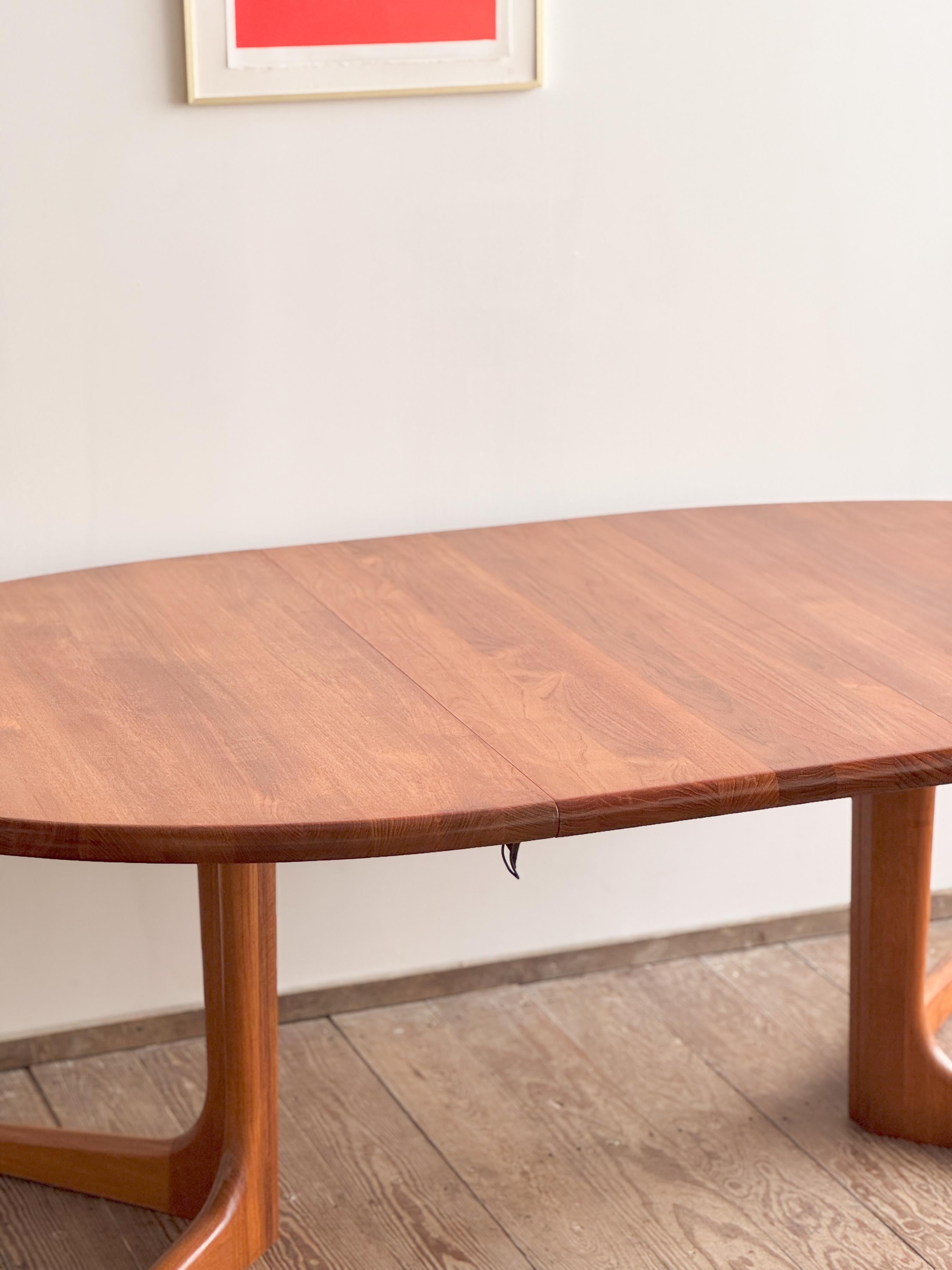 Large Danish Mid-Century Oval Dining Table in Teak, Extendable, Denmark, 1960s For Sale 11