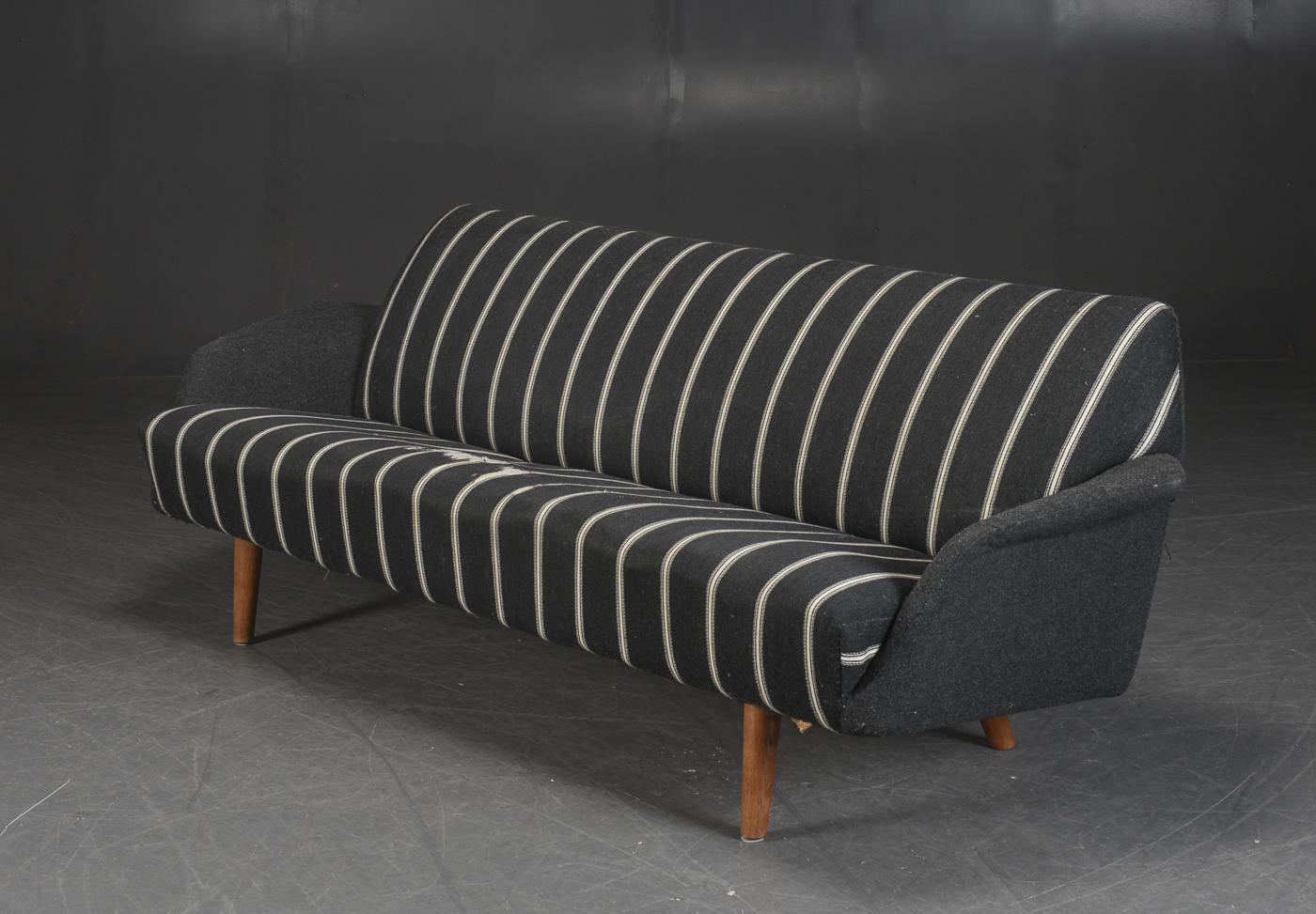 Atemberaubendes großes dänisches modernes Sofa aus den 1960er Jahren, entworfen von Illum Wikkelso als Modell 444 für Aarhus Møbelfabri in den frühen 1960er Jahren. Wikkelsos Sofadesign der 1960er Jahre gehörte wirklich zu den coolsten und