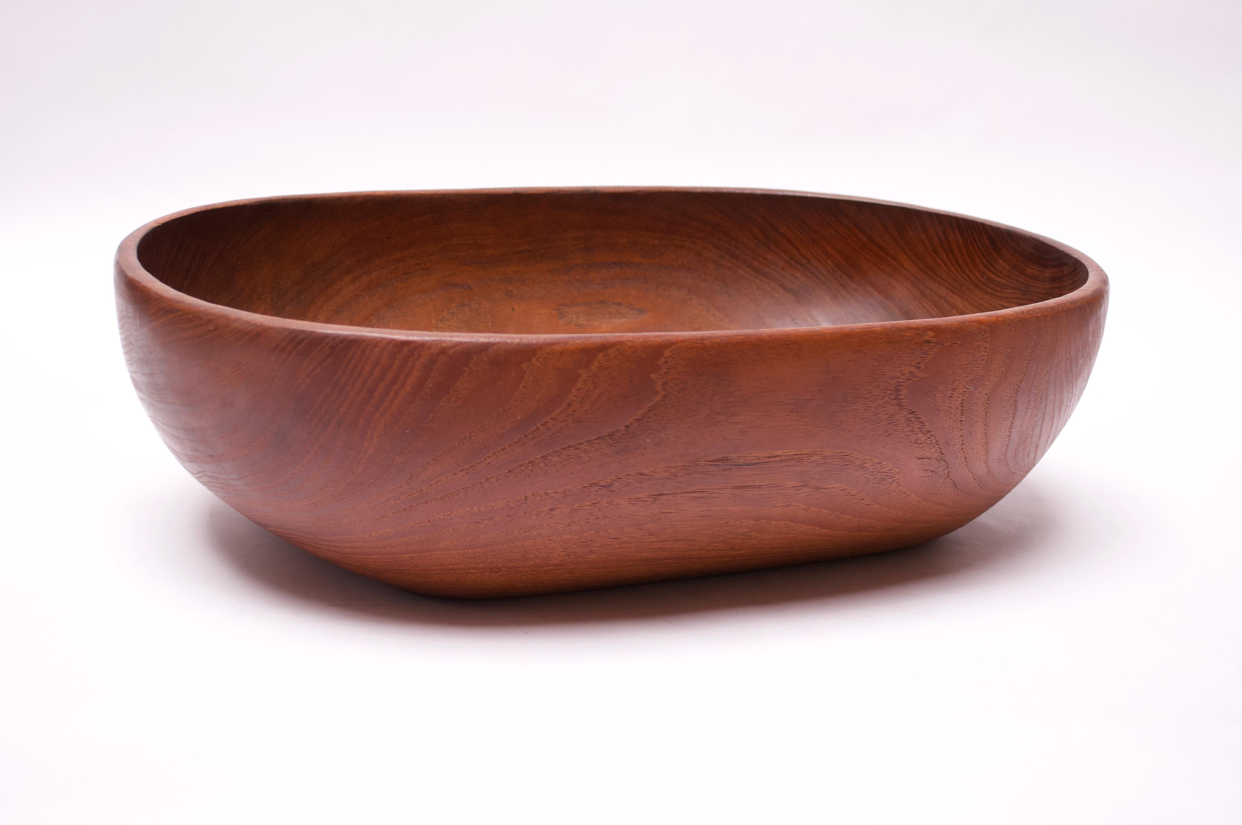 Danish hand carved teak serving / fruit bowl with exquisite grain and an impressive size: H: 5.13