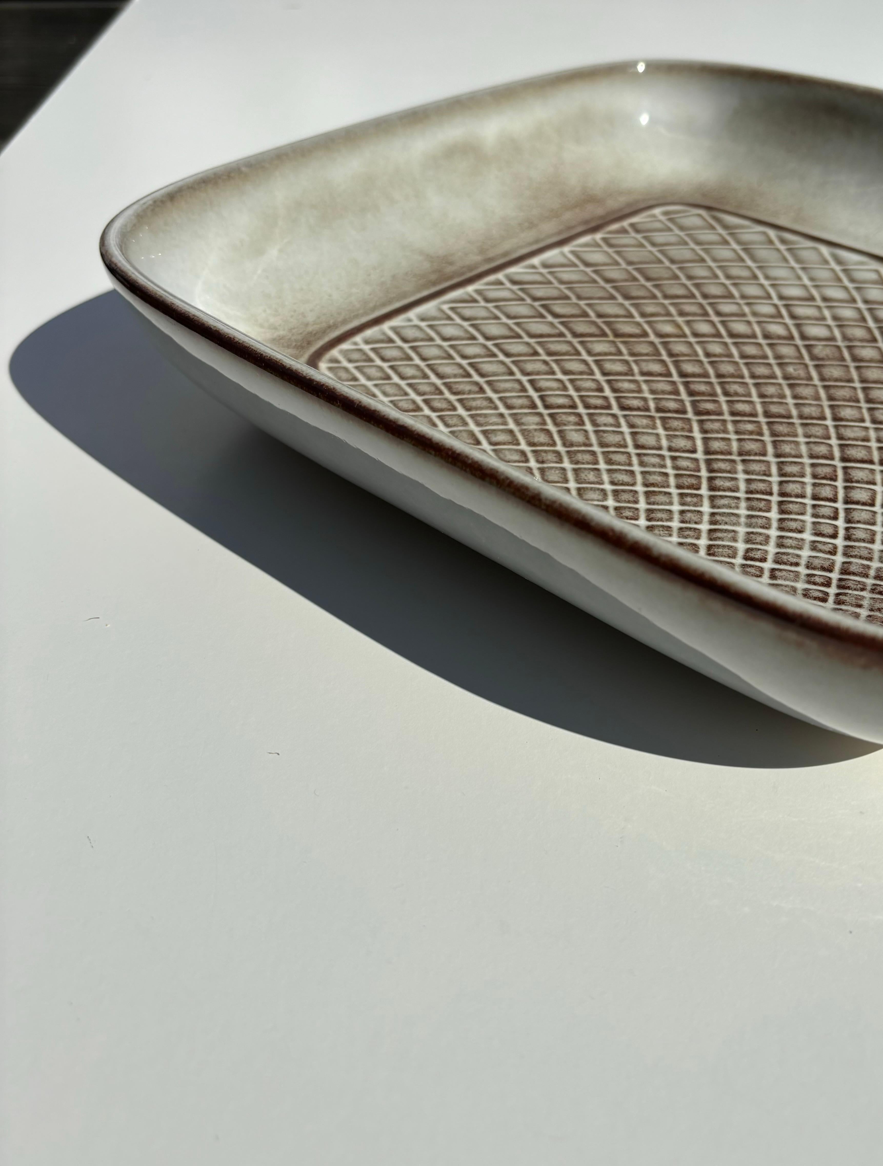 Sculpté à la main Grand plat danois moderne en céramique grise pour Søholm, années 1960 en vente