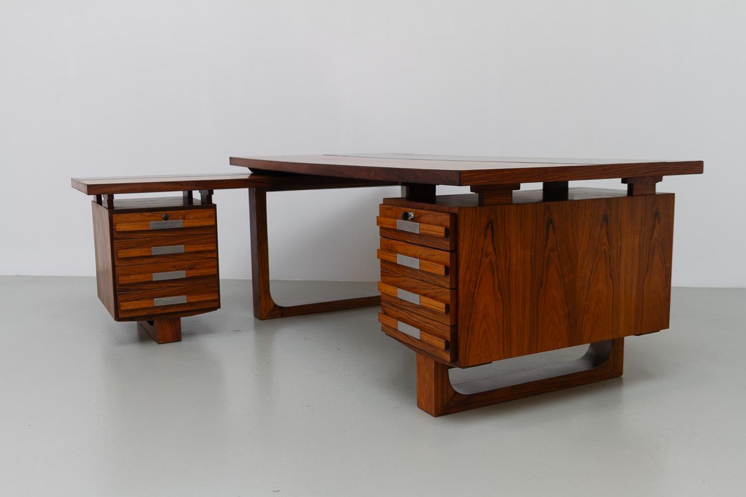 Large Danish Modern L-shaped Rosewood and Steel Desk with Sideboard, 1970s.

Very impressive Scandinavian Mid-Century Modern executive desk in stunning rosewood/palisander veneer with stainless steel details. Made in the 1970s by Danish