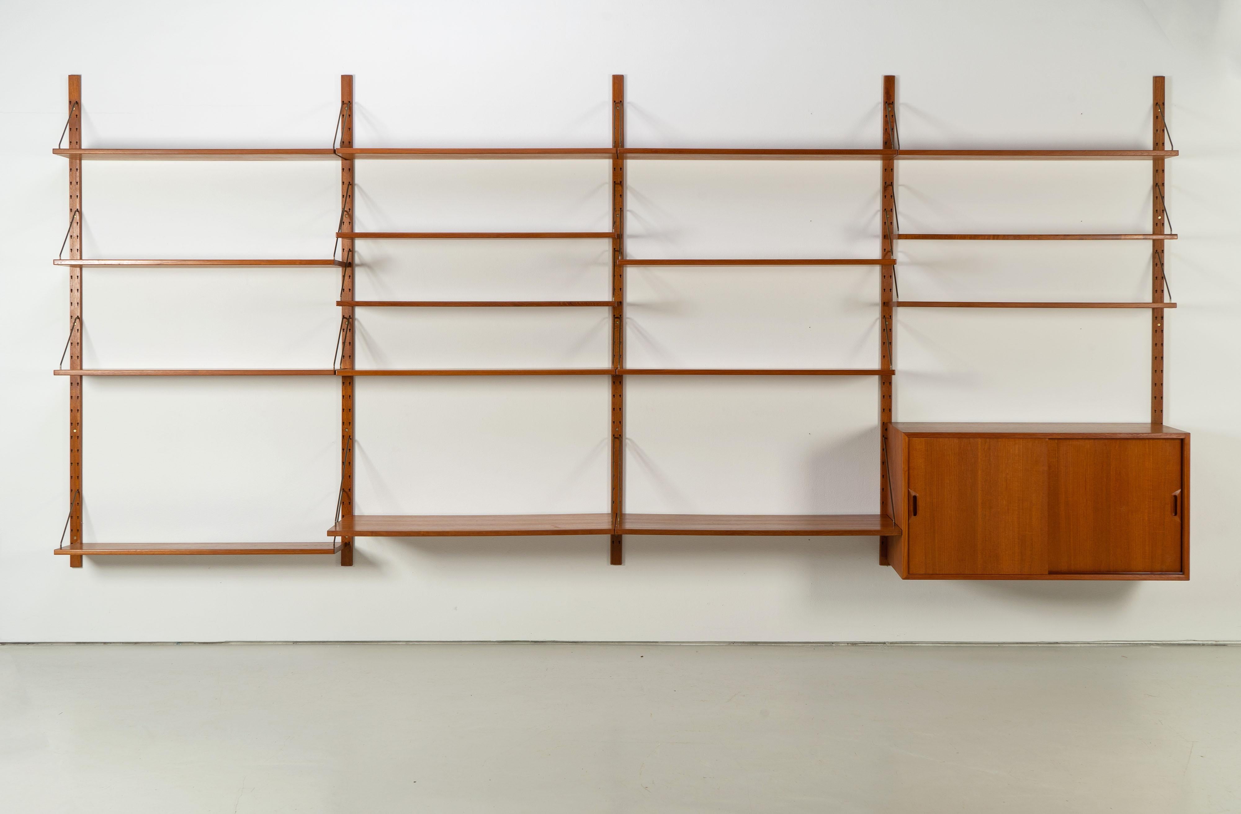 Large wall shelf from Sven Ellekaer from the 1960s. The shelf impresses with excellent teak and patinated brass, as well as finely crafted details.