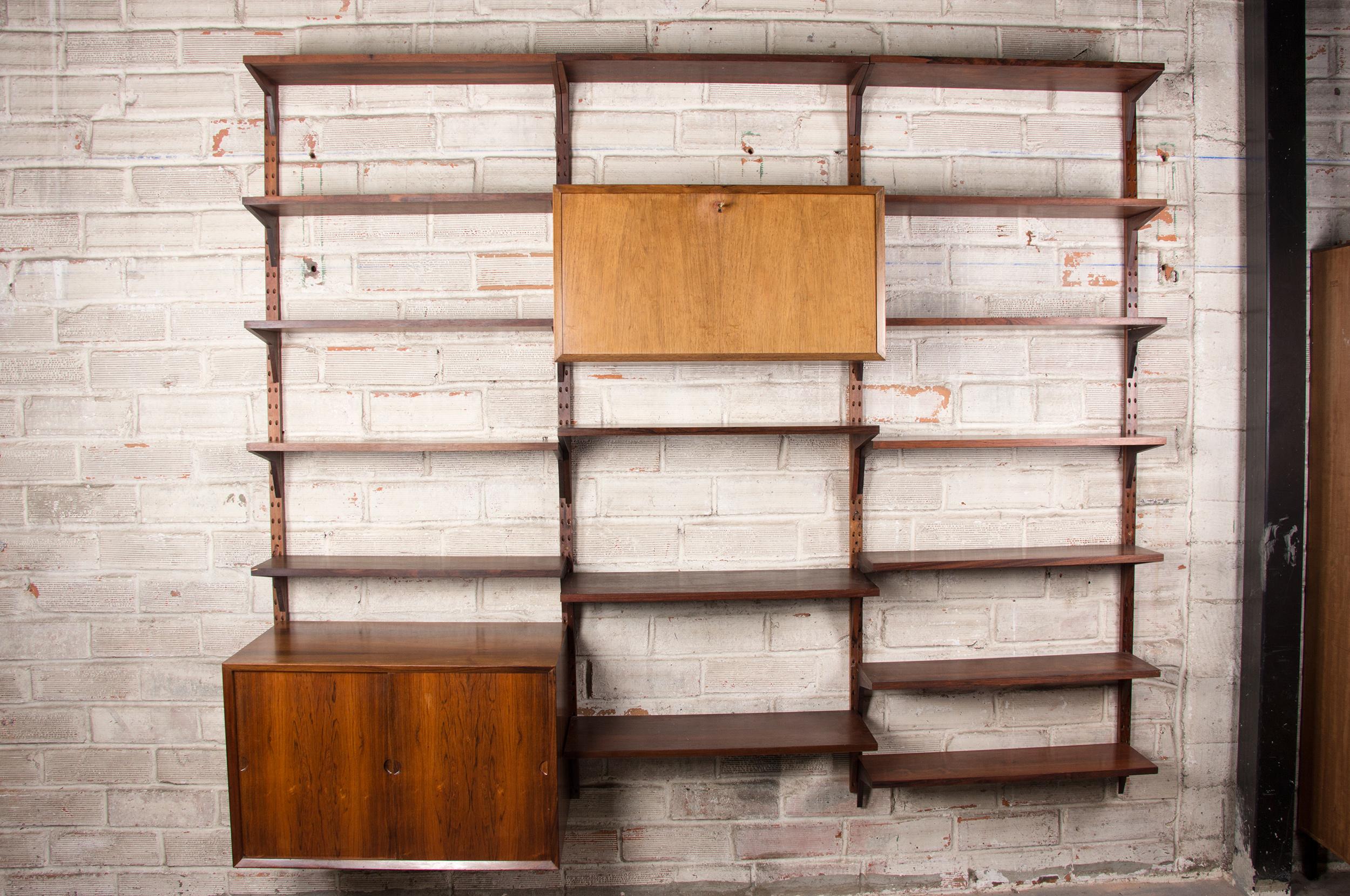 Scandinavian shelf/library composed of (each element measures 80 cm wide):
- 13 shelves 22 cm deep
- 3 shelves 30 cm deep
- A storage/bar module with 1 hinged door from bottom to top which locks and opens onto two niches, one of which has an