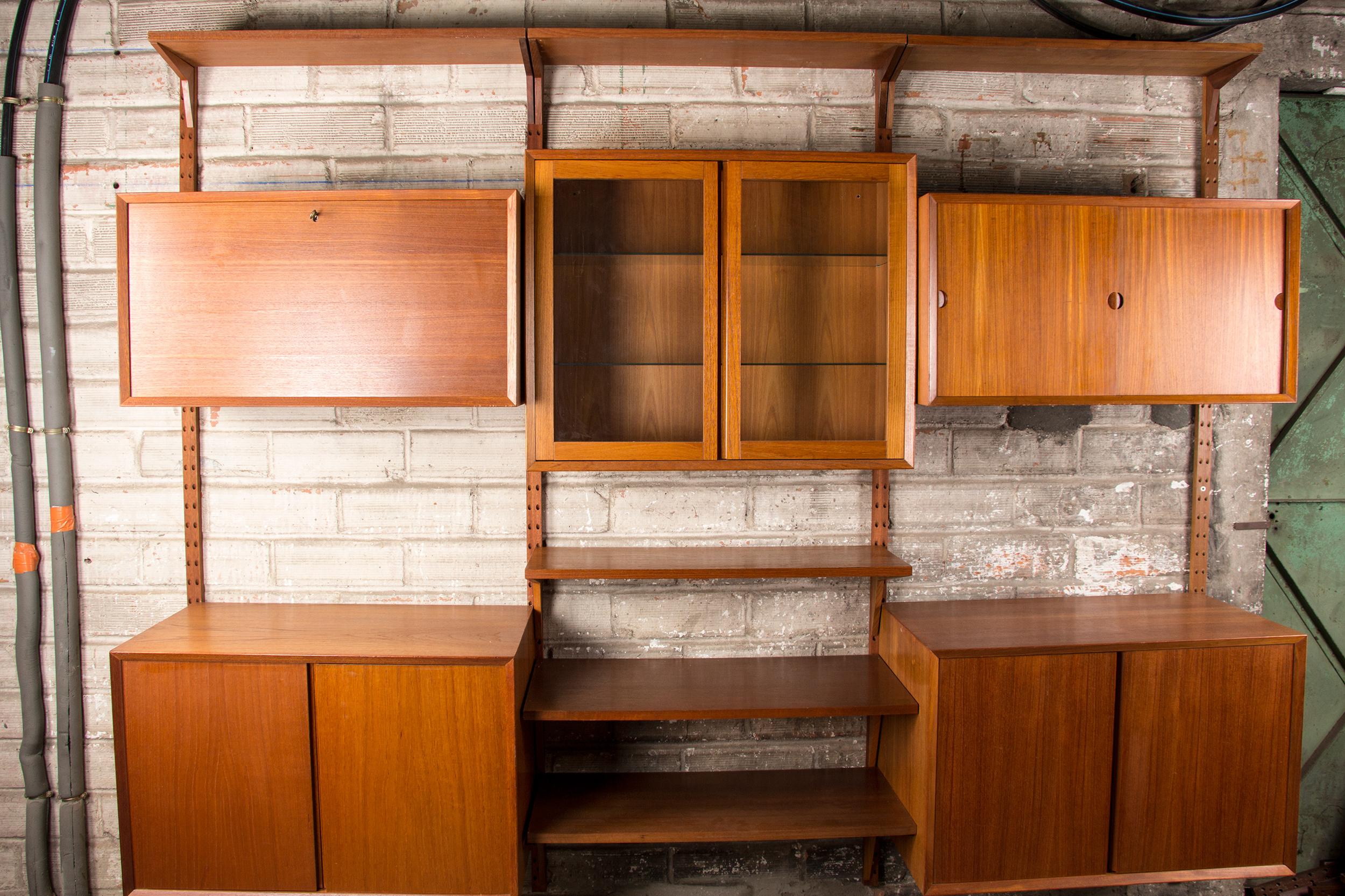 Skandinavisches Regal/Bibliothek bestehend aus (jedes Element ist 80 cm breit):
- 3 Einlegeböden 22 cm tief
- 1 Regal 30 cm tief
- 2 Einlegeböden 38 cm tief
- Ein Modul zur Aufbewahrung/Bar mit 1 Flügeltür von unten nach oben, die sich zu zwei