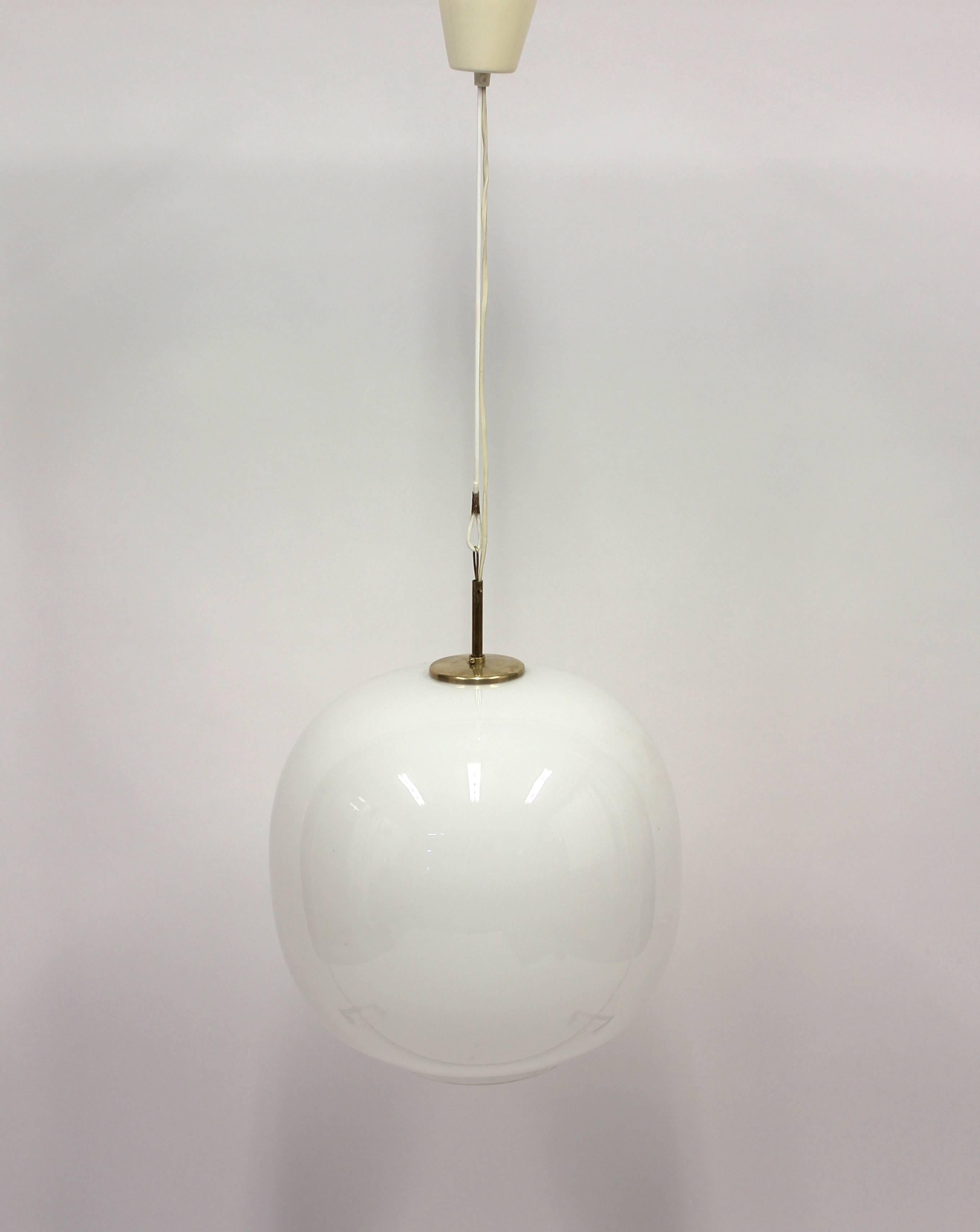 La suspension Radiohus a été conçue par l'architecte danois Vilhelm Lauritzen pour le siège de la radio nationale danoise à Copenhague dans les années 1940 et a été produite par le célèbre fabricant Louis Poulsen. Lauritzen était l'architecte de