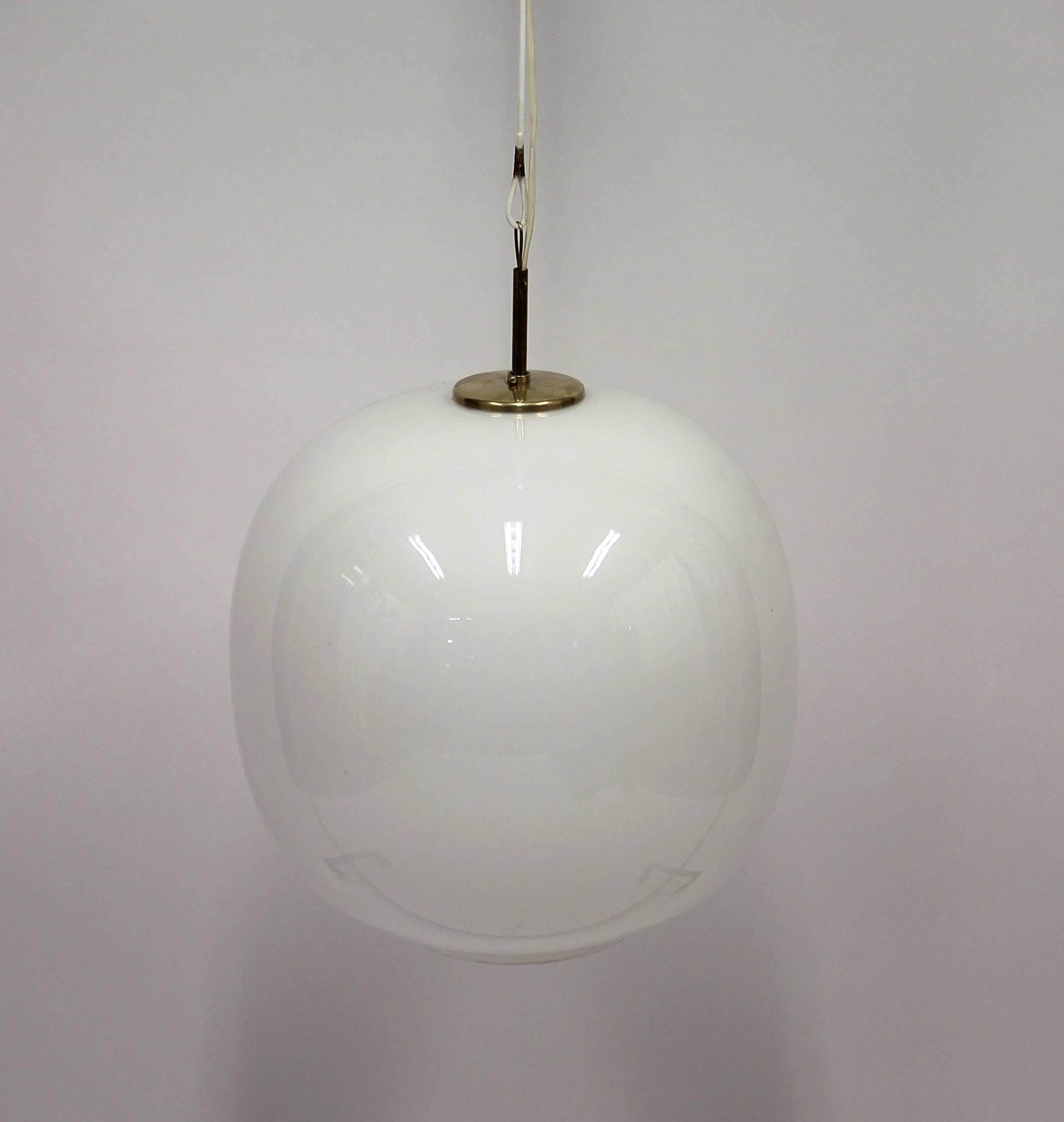 Scandinave moderne Grand pendentif danois en opaline Radiohus de Vilhelm Lauritzen pour Louis Poulsen