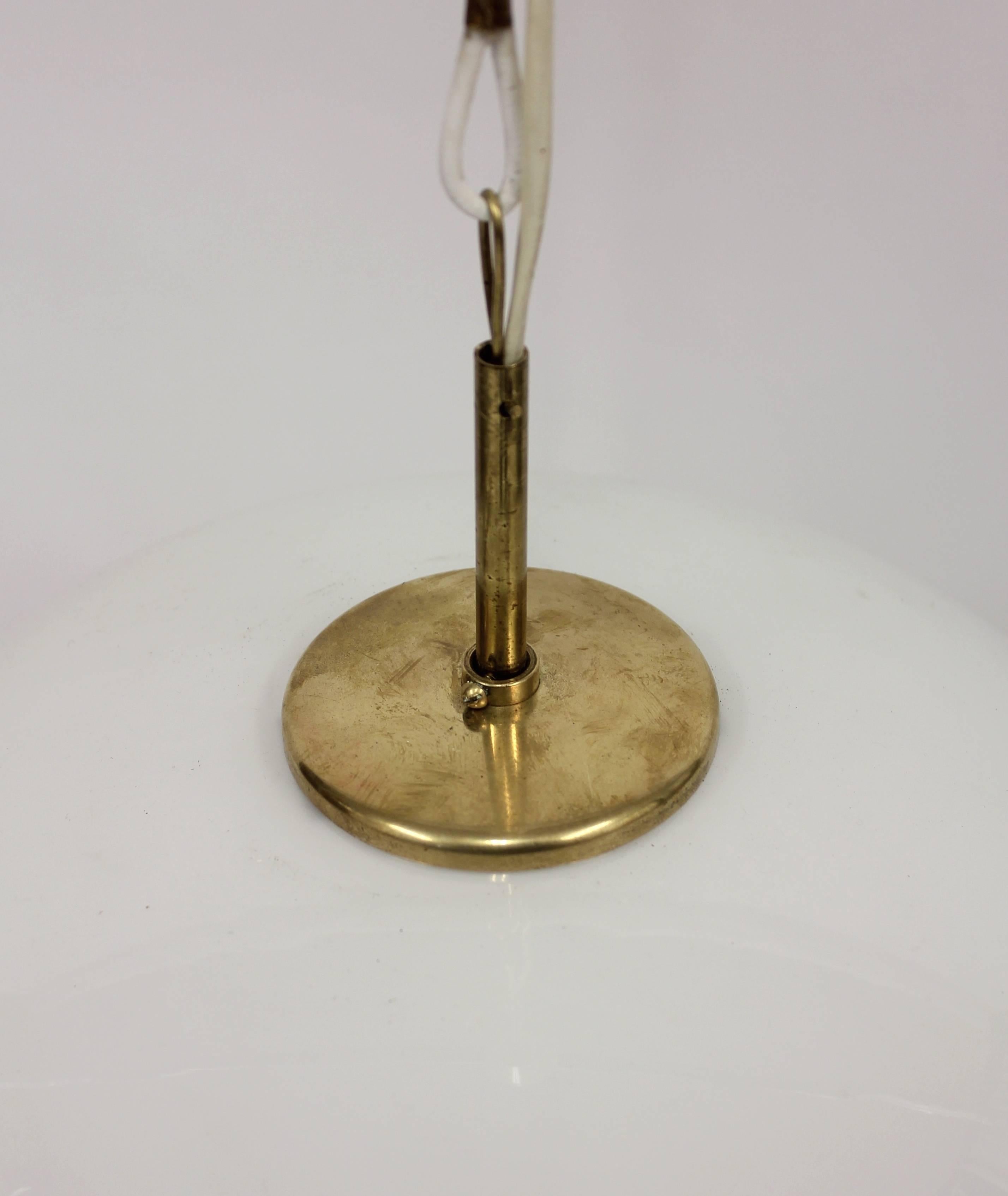 Grand pendentif danois en opaline Radiohus de Vilhelm Lauritzen pour Louis Poulsen Bon état à Uppsala, SE