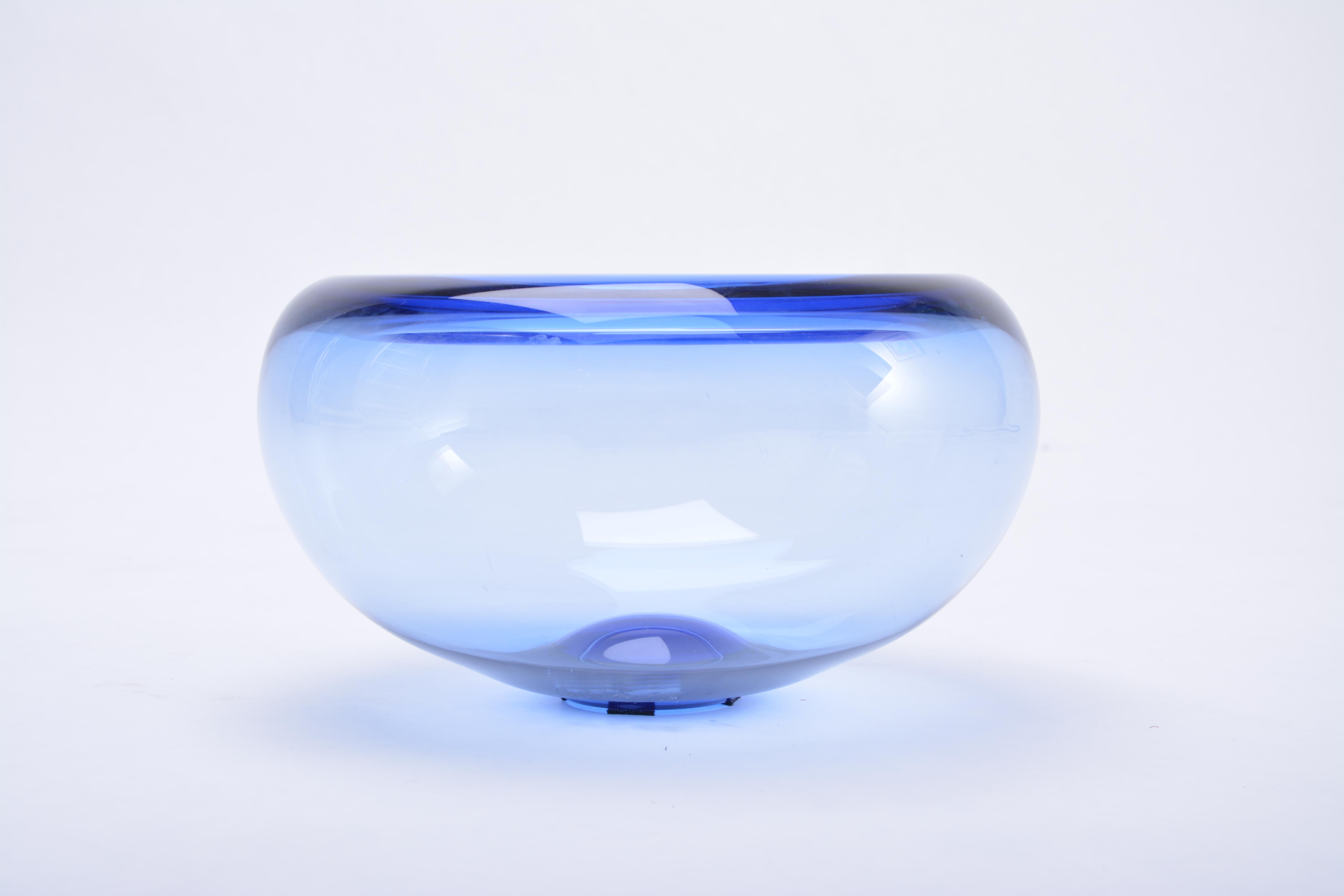 Large Danish Mid-Century Modern Provence bowl by Per Lütken for Holmegaard

In the 1950s, Per Lütken and his glassblowers developed a technique for blowing glass using the steam from a wet wooden pin, inserted into a gather of molten glass, a