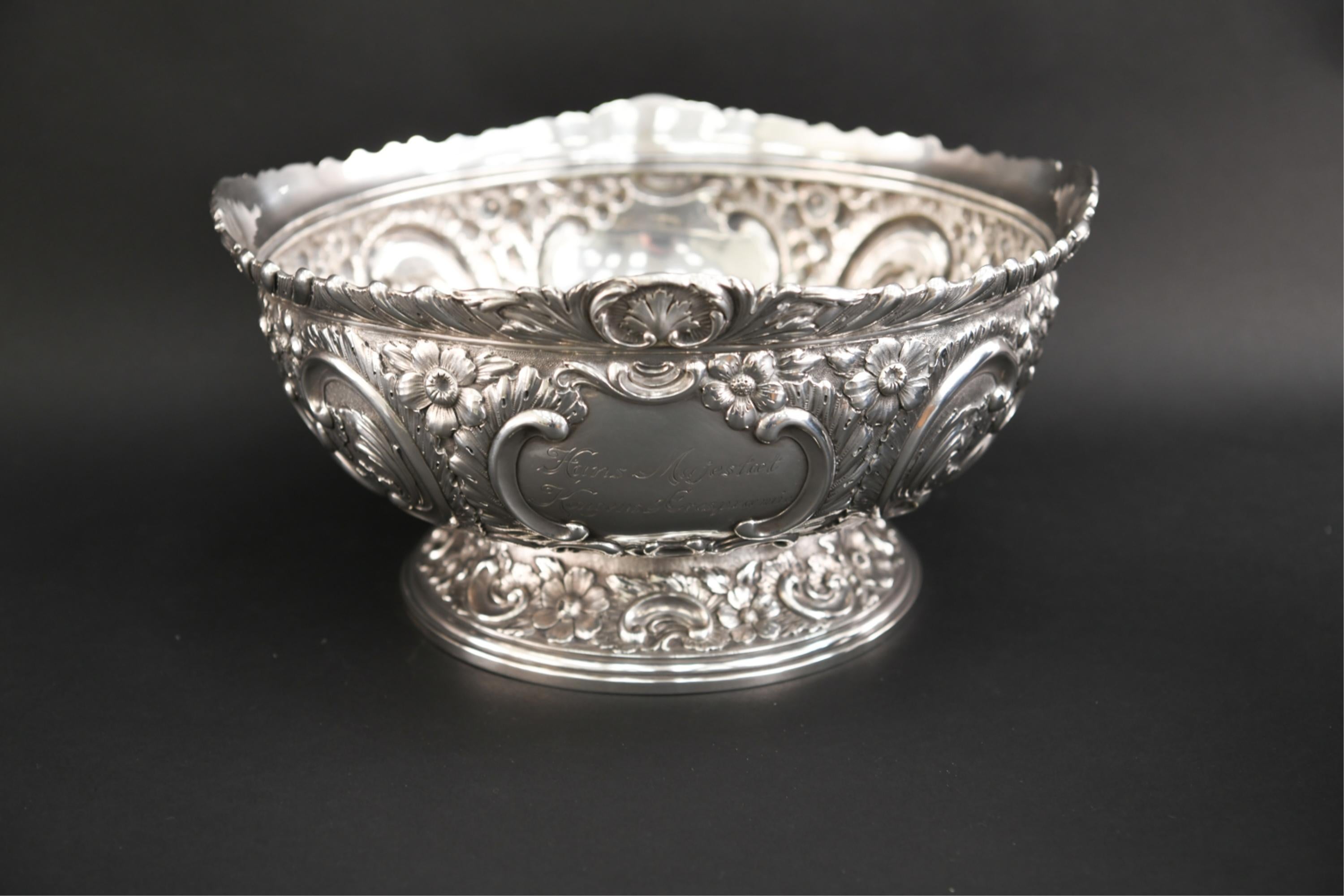 Danois Grand bol danois en argent sterling repoussé en vente