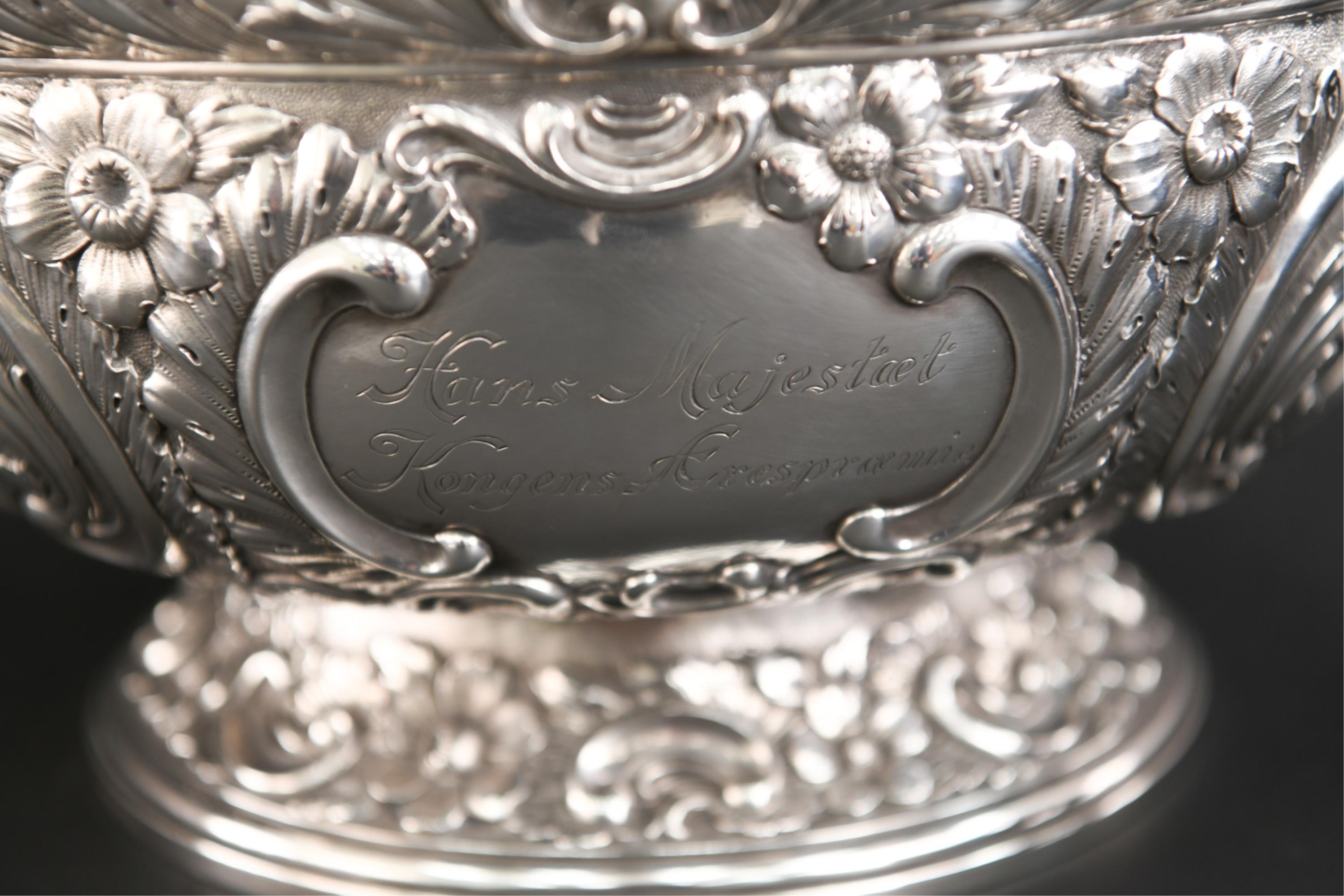 Début du 20ème siècle Grand bol danois en argent sterling repoussé